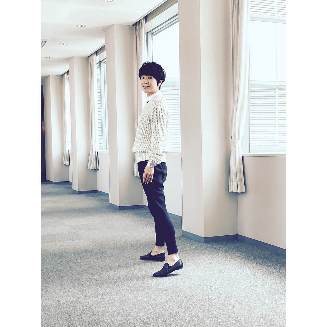 黒田知永子さんのインスタグラム写真 - (黒田知永子Instagram)「今日の衣装✨ ブラウスを下に着て可愛いく、キャミソールだけで着て大人っぽく、そんなニット。 #fashion  #黒田知永子  #chiekokuroda」4月13日 17時18分 - kuroda_chieko