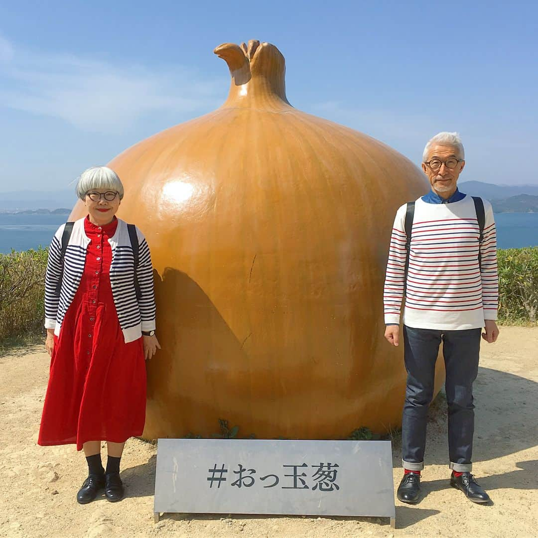 bon ponさんのインスタグラム写真 - (bon ponInstagram)「淡路島の旅〜その1 神戸イベントの翌日は淡路島へ。 神戸三宮から高速バスで南あわじ市福良まで約1時間半🚌 車窓に名産の玉ねぎ畑が広がっていました。 スタッフの方に迎えに来ていただいて『うずの丘 大鳴戸橋記念館』へ。大きな玉ねぎのオブジェの前でたまねぎカツラをかぶって記念撮影📷ponはあまり変わらないけれどbonの顔が可笑しくて大爆笑🤣🤣 たまねぎキャッチャーに挑戦したり、絶景レストランで島の食材を使った「海鮮うにしゃぶ」「さわら丼」「島のうま玉〜淡路牛肉みそ添え〜」をいただいて大満足❣️ うずしお科学館も併設されていて、水理模型と迫力の映像でうず潮の仕組みを学べます。 ・ 東日本に住む者にとって淡路島は遠く感じますが、羽田空港から徳島空港まで1時間✈️そこからレンタカーで30分で淡路島南ICまで行かれるそうです🚗見どころ満載、美味しいもの満載の淡路島へお出かけしてみませんか😊😊 ・ #淡路島 #うずの丘 #うずの丘大鳴門橋記念館 #おっ玉葱 #たまねぎカツラ #おっタマげ淡路島 #たまねぎキャッチャー #京阪神エルマガジン社 #夫婦 #60代 #ファッション #コーディネート #夫婦コーデ #グレイヘア #白髪 #共白髪 #couple #over60 #fashion #coordinate #outfit #ootd #instafashion #instaoutfit #instagramjapan #greyhair #bonpon511 ・ 京阪神エルマガジン社 「おとなの神戸」「淡路島」絶賛発売中！ amazonや楽天ブックスの他、書店でも取寄せできます。」4月13日 18時07分 - bonpon511