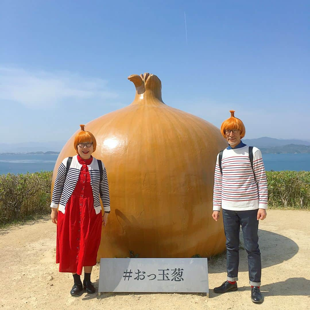 bon ponさんのインスタグラム写真 - (bon ponInstagram)「淡路島の旅〜その1 神戸イベントの翌日は淡路島へ。 神戸三宮から高速バスで南あわじ市福良まで約1時間半🚌 車窓に名産の玉ねぎ畑が広がっていました。 スタッフの方に迎えに来ていただいて『うずの丘 大鳴戸橋記念館』へ。大きな玉ねぎのオブジェの前でたまねぎカツラをかぶって記念撮影📷ponはあまり変わらないけれどbonの顔が可笑しくて大爆笑🤣🤣 たまねぎキャッチャーに挑戦したり、絶景レストランで島の食材を使った「海鮮うにしゃぶ」「さわら丼」「島のうま玉〜淡路牛肉みそ添え〜」をいただいて大満足❣️ うずしお科学館も併設されていて、水理模型と迫力の映像でうず潮の仕組みを学べます。 ・ 東日本に住む者にとって淡路島は遠く感じますが、羽田空港から徳島空港まで1時間✈️そこからレンタカーで30分で淡路島南ICまで行かれるそうです🚗見どころ満載、美味しいもの満載の淡路島へお出かけしてみませんか😊😊 ・ #淡路島 #うずの丘 #うずの丘大鳴門橋記念館 #おっ玉葱 #たまねぎカツラ #おっタマげ淡路島 #たまねぎキャッチャー #京阪神エルマガジン社 #夫婦 #60代 #ファッション #コーディネート #夫婦コーデ #グレイヘア #白髪 #共白髪 #couple #over60 #fashion #coordinate #outfit #ootd #instafashion #instaoutfit #instagramjapan #greyhair #bonpon511 ・ 京阪神エルマガジン社 「おとなの神戸」「淡路島」絶賛発売中！ amazonや楽天ブックスの他、書店でも取寄せできます。」4月13日 18時07分 - bonpon511