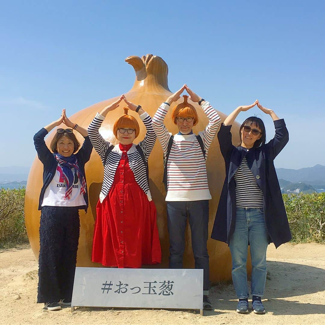 bon ponさんのインスタグラム写真 - (bon ponInstagram)「淡路島の旅〜その1 神戸イベントの翌日は淡路島へ。 神戸三宮から高速バスで南あわじ市福良まで約1時間半🚌 車窓に名産の玉ねぎ畑が広がっていました。 スタッフの方に迎えに来ていただいて『うずの丘 大鳴戸橋記念館』へ。大きな玉ねぎのオブジェの前でたまねぎカツラをかぶって記念撮影📷ponはあまり変わらないけれどbonの顔が可笑しくて大爆笑🤣🤣 たまねぎキャッチャーに挑戦したり、絶景レストランで島の食材を使った「海鮮うにしゃぶ」「さわら丼」「島のうま玉〜淡路牛肉みそ添え〜」をいただいて大満足❣️ うずしお科学館も併設されていて、水理模型と迫力の映像でうず潮の仕組みを学べます。 ・ 東日本に住む者にとって淡路島は遠く感じますが、羽田空港から徳島空港まで1時間✈️そこからレンタカーで30分で淡路島南ICまで行かれるそうです🚗見どころ満載、美味しいもの満載の淡路島へお出かけしてみませんか😊😊 ・ #淡路島 #うずの丘 #うずの丘大鳴門橋記念館 #おっ玉葱 #たまねぎカツラ #おっタマげ淡路島 #たまねぎキャッチャー #京阪神エルマガジン社 #夫婦 #60代 #ファッション #コーディネート #夫婦コーデ #グレイヘア #白髪 #共白髪 #couple #over60 #fashion #coordinate #outfit #ootd #instafashion #instaoutfit #instagramjapan #greyhair #bonpon511 ・ 京阪神エルマガジン社 「おとなの神戸」「淡路島」絶賛発売中！ amazonや楽天ブックスの他、書店でも取寄せできます。」4月13日 18時07分 - bonpon511