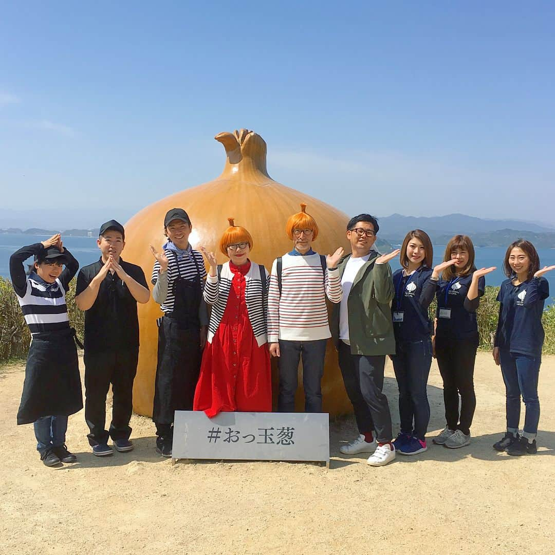 bon ponさんのインスタグラム写真 - (bon ponInstagram)「淡路島の旅〜その1 神戸イベントの翌日は淡路島へ。 神戸三宮から高速バスで南あわじ市福良まで約1時間半🚌 車窓に名産の玉ねぎ畑が広がっていました。 スタッフの方に迎えに来ていただいて『うずの丘 大鳴戸橋記念館』へ。大きな玉ねぎのオブジェの前でたまねぎカツラをかぶって記念撮影📷ponはあまり変わらないけれどbonの顔が可笑しくて大爆笑🤣🤣 たまねぎキャッチャーに挑戦したり、絶景レストランで島の食材を使った「海鮮うにしゃぶ」「さわら丼」「島のうま玉〜淡路牛肉みそ添え〜」をいただいて大満足❣️ うずしお科学館も併設されていて、水理模型と迫力の映像でうず潮の仕組みを学べます。 ・ 東日本に住む者にとって淡路島は遠く感じますが、羽田空港から徳島空港まで1時間✈️そこからレンタカーで30分で淡路島南ICまで行かれるそうです🚗見どころ満載、美味しいもの満載の淡路島へお出かけしてみませんか😊😊 ・ #淡路島 #うずの丘 #うずの丘大鳴門橋記念館 #おっ玉葱 #たまねぎカツラ #おっタマげ淡路島 #たまねぎキャッチャー #京阪神エルマガジン社 #夫婦 #60代 #ファッション #コーディネート #夫婦コーデ #グレイヘア #白髪 #共白髪 #couple #over60 #fashion #coordinate #outfit #ootd #instafashion #instaoutfit #instagramjapan #greyhair #bonpon511 ・ 京阪神エルマガジン社 「おとなの神戸」「淡路島」絶賛発売中！ amazonや楽天ブックスの他、書店でも取寄せできます。」4月13日 18時07分 - bonpon511