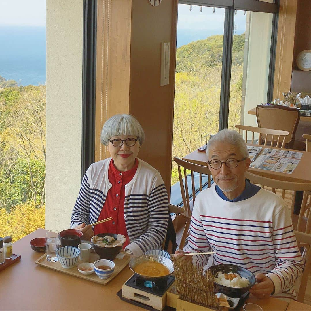 bon ponさんのインスタグラム写真 - (bon ponInstagram)「淡路島の旅〜その1 神戸イベントの翌日は淡路島へ。 神戸三宮から高速バスで南あわじ市福良まで約1時間半🚌 車窓に名産の玉ねぎ畑が広がっていました。 スタッフの方に迎えに来ていただいて『うずの丘 大鳴戸橋記念館』へ。大きな玉ねぎのオブジェの前でたまねぎカツラをかぶって記念撮影📷ponはあまり変わらないけれどbonの顔が可笑しくて大爆笑🤣🤣 たまねぎキャッチャーに挑戦したり、絶景レストランで島の食材を使った「海鮮うにしゃぶ」「さわら丼」「島のうま玉〜淡路牛肉みそ添え〜」をいただいて大満足❣️ うずしお科学館も併設されていて、水理模型と迫力の映像でうず潮の仕組みを学べます。 ・ 東日本に住む者にとって淡路島は遠く感じますが、羽田空港から徳島空港まで1時間✈️そこからレンタカーで30分で淡路島南ICまで行かれるそうです🚗見どころ満載、美味しいもの満載の淡路島へお出かけしてみませんか😊😊 ・ #淡路島 #うずの丘 #うずの丘大鳴門橋記念館 #おっ玉葱 #たまねぎカツラ #おっタマげ淡路島 #たまねぎキャッチャー #京阪神エルマガジン社 #夫婦 #60代 #ファッション #コーディネート #夫婦コーデ #グレイヘア #白髪 #共白髪 #couple #over60 #fashion #coordinate #outfit #ootd #instafashion #instaoutfit #instagramjapan #greyhair #bonpon511 ・ 京阪神エルマガジン社 「おとなの神戸」「淡路島」絶賛発売中！ amazonや楽天ブックスの他、書店でも取寄せできます。」4月13日 18時07分 - bonpon511