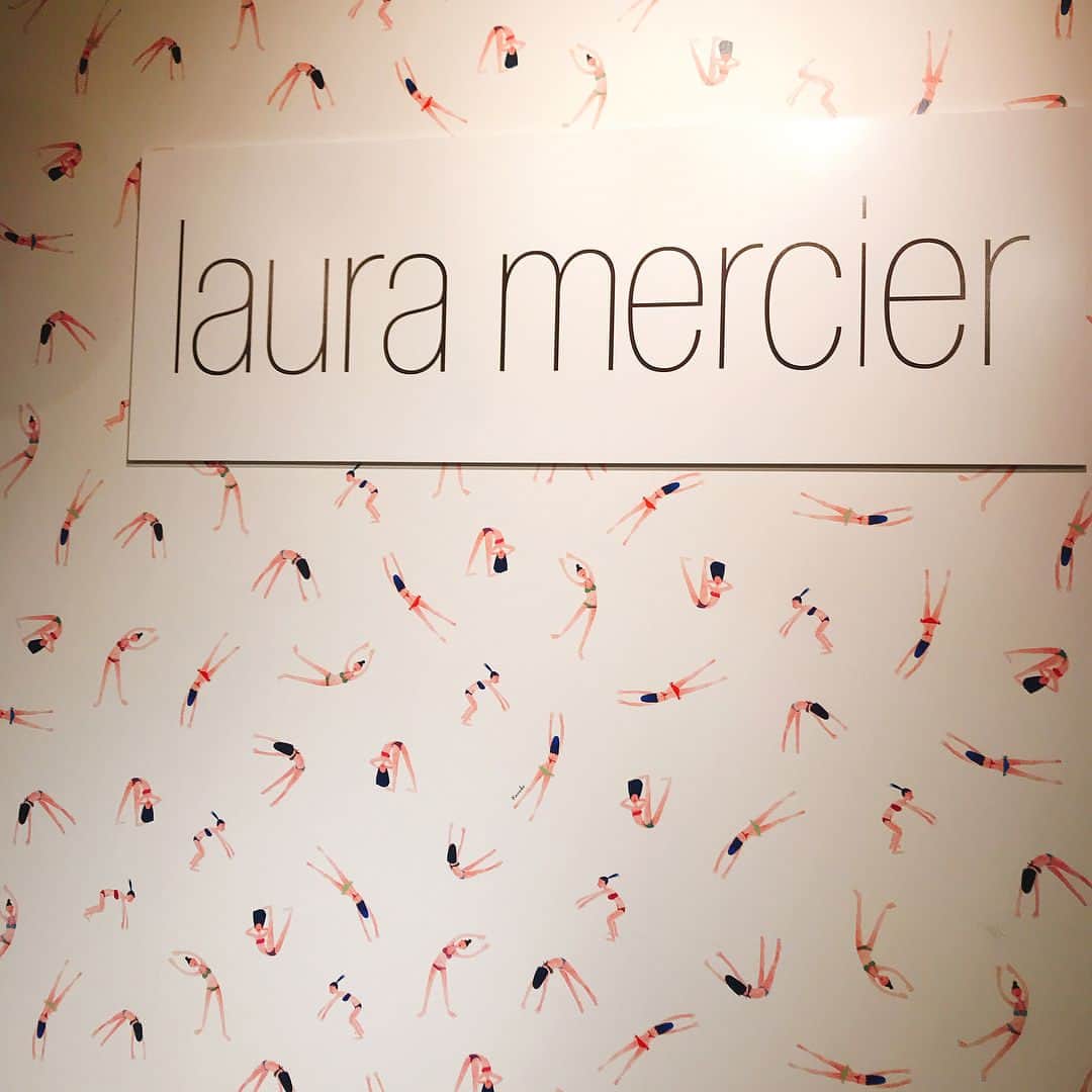 秋本祐希さんのインスタグラム写真 - (秋本祐希Instagram)「laura mercier 昨夜は new lipstick launch partyへ💄 とってもキレイな赤をタッチアップしていただいた💋 タッチアップで使ったキラキラパウダーも気になる❤︎ makeupってやっぱり楽しい☺︎ @lauramercierjapan @lauramercier  #lauramercier #ヴェロアリップ #ローラメルシエ  #ヴェロアエクストリームマットリップスティック」4月13日 18時09分 - ayuuki0908