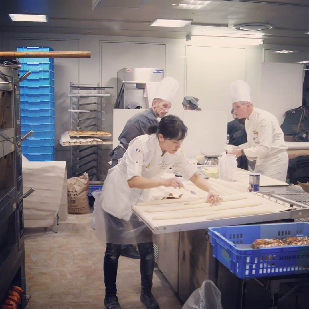 Maison Kayser Japon Officialさんのインスタグラム写真 - (Maison Kayser Japon OfficialInstagram)「. 伊勢丹新宿店でのフランス展は16日(月)まで開催しております！ フランスのバゲットコンクールで１番になったバゲットはもちろん、ビールを使ったパンなど12種類ものパンとサンドイッチを販売しております。 またとない機会ですので、この土日は是非フランス展へ🇫🇷 . #メゾンカイザー #maisonkayser #japon #boulangerie #erickayser #france  #ベーカリー #フランスパン #パン #伊勢丹新宿店 #フランス展 #ブーランジェリーデュロンベルジェ #バゲット #baguette #20180413」4月13日 18時39分 - maisonkayser_japon