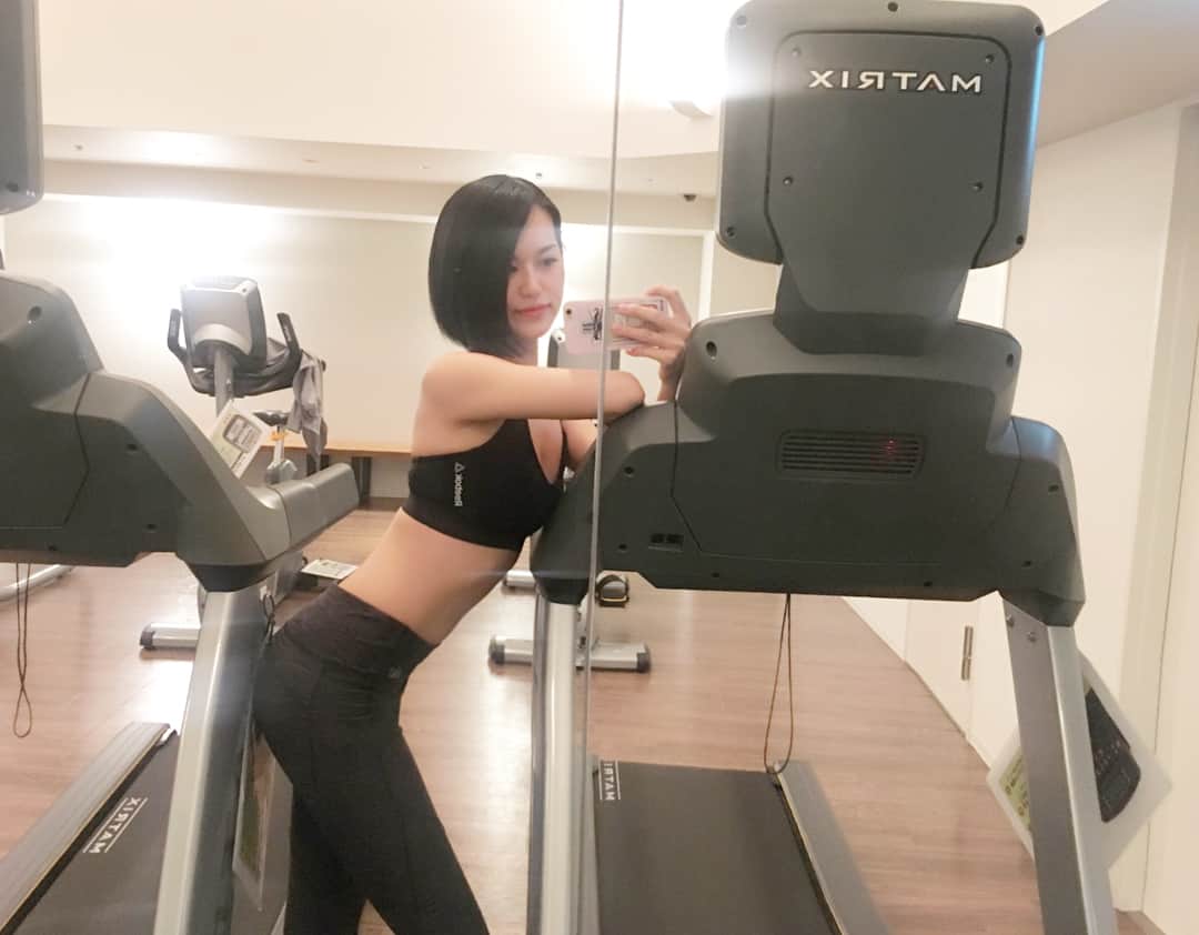 七尾エレナさんのインスタグラム写真 - (七尾エレナInstagram)「マンションのジムいつも誰もいなくて 貸切状態…😲w 今日も走ろ🏃‍♀️ ✳︎ #トップス ☞@reebokjp  #ボトムス ☞@ekalosangelesjapan (CC040141) #eka #フィットネスウエア #ヨガウエア #PR」4月13日 19時24分 - elenananao