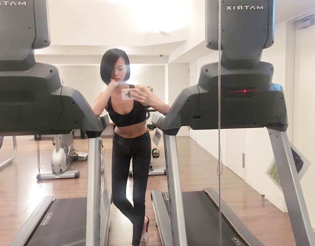 七尾エレナさんのインスタグラム写真 - (七尾エレナInstagram)「マンションのジムいつも誰もいなくて 貸切状態…😲w 今日も走ろ🏃‍♀️ ✳︎ #トップス ☞@reebokjp  #ボトムス ☞@ekalosangelesjapan (CC040141) #eka #フィットネスウエア #ヨガウエア #PR」4月13日 19時24分 - elenananao