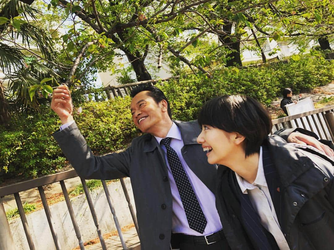 波瑠さんのインスタグラム写真 - (波瑠Instagram)「ロケ中。 残った桜の花を見つけて嬉しそうなエンケンさん。  #未解決の女」4月13日 19時36分 - 06_haru_17