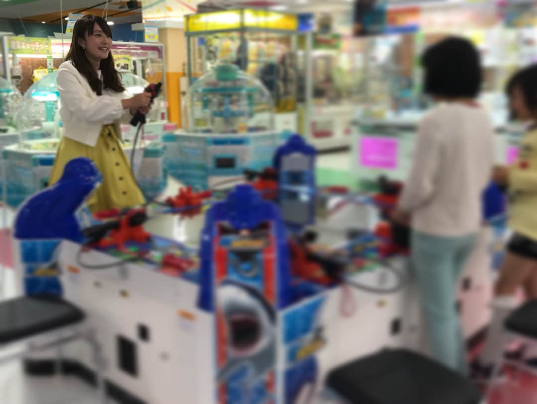 細田阿也さんのインスタグラム写真 - (細田阿也Instagram)「#静岡朝日テレビ #とびっきりしずおか  #エスパルスドリームプラザ #インフォメーション  小学生女子と対戦！ いや、教わってる！ 遊んでる！ いや、仕事してる！  実は好きな#ゲーム 🐠🐟🐡ϵ( 'Θ' )϶ #釣りスピリッツ #釣り #釣りガール  #釣り母ちゃん」4月13日 19時43分 - hosodaaya
