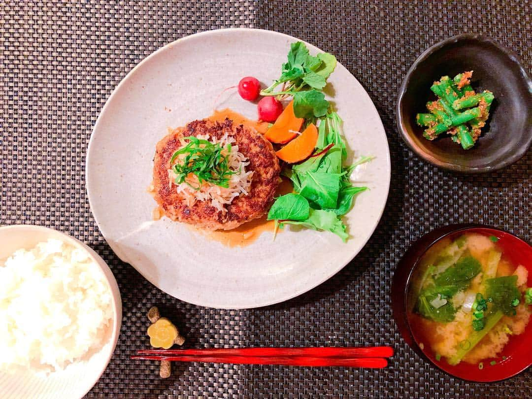 真飛聖さんのインスタグラム写真 - (真飛聖Instagram)「☺︎まとぶ飯☺︎ いつかの 夜ごはん🍚 根菜入り 和風ハンバーグ。 〜ポン酢をかけて〜 インゲンの胡麻和え。 大根と小松菜のお味噌汁。 胡麻和えで使った 『すりごま』は まりちゃんから貰った 『喜界島ごま』だよ☺︎ 甘みがあって、とても美味しいです！！！ #集合ーーーー #まとぶ飯 #お料理撮るのまだ慣れないのだ #食器たちもあまり持っていないのだ #いい機会だから少し集めたいな #まりちゃん #涼乃かつき ちゃん #ありがとう☺︎ #喜界島ごま #色々なお料理に使ってるよ #真飛聖」4月13日 19時42分 - sei_matobu