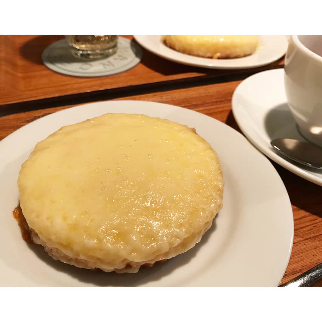 永島優美さんのインスタグラム写真 - (永島優美Instagram)「* 帰省♫ 神戸に着いてからそのまま親友と会いました✨ * ただ帰ってきただけなのに、 おかえりなさいプレートが出てきてびっくり😂！ 相変わらずの優しさでした。 かすみん、ありがとう😭❤️ * 思い出のカフェ巡りをしたので スイートポテト×バニラアイス からの  チーズケーキ という流れ（笑） 美味しいのでペロリと頂いちゃいました🤣🍨 * #帰省 #神戸  #美味しいスイーツたくさんあります♡」4月13日 20時15分 - yuumi_nagashima