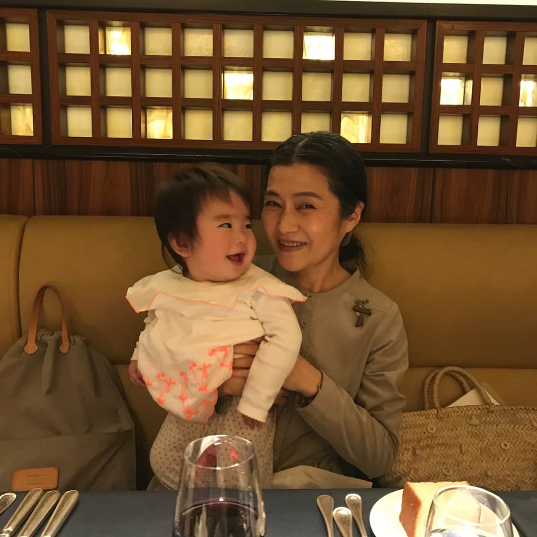 酒井景都さんのインスタグラム写真 - (酒井景都Instagram)「昨日はKIHACHIで母の59回目(書いていいの？)誕生日でした💐 いつまでも元気でね…っておばあさんにいうコメントだね 笑  けど母も木湖のおばあちゃんになったんだもんな♡ おめでとう。おめでとう。」4月13日 20時56分 - katiiesakai