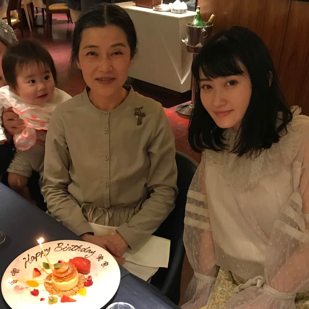 酒井景都さんのインスタグラム写真 - (酒井景都Instagram)「昨日はKIHACHIで母の59回目(書いていいの？)誕生日でした💐 いつまでも元気でね…っておばあさんにいうコメントだね 笑  けど母も木湖のおばあちゃんになったんだもんな♡ おめでとう。おめでとう。」4月13日 20時56分 - katiiesakai