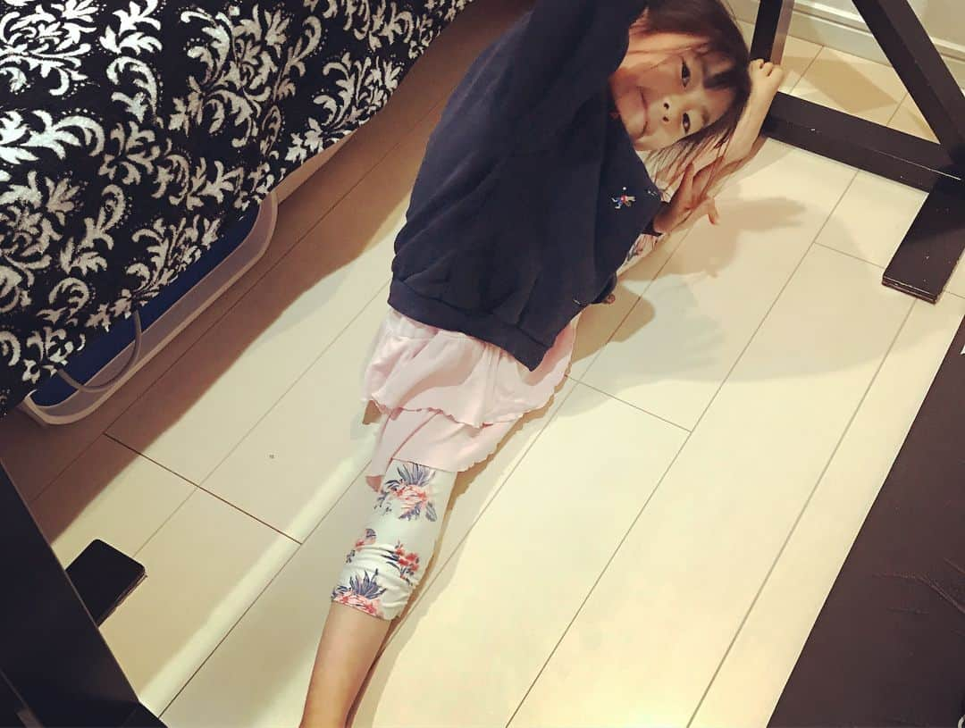 ささきえりさんのインスタグラム写真 - (ささきえりInstagram)「ベターっと開脚がテレビでやってますので🤪✨ ・ ・ 一直線🤪 ・ ・ コツは、脚だけでやらない事👍 ・ ・ 上半身と繋がってるので、肩甲骨で引っ張る感じ🤪👍 ・ ・ 足指をよくほぐして、足指で股関節をグイグイ引っ張る力が関係あるね🤪 ・ ・ ストレッチって、筋を無理矢理引っ張るのじゃなくて、骨を回す意識が良い🤪 ・ ・ 気づいたら伸びちゃってるパターンが一番身体に無理が無いね🙃🙂 ＊ ＊ ＊ #開脚 #軟体 #軟体芸人 #ballet #バレリーナ #バレエ #ストレッチ #柔軟 #開脚コツ #開脚の女王 #開脚ストレッチ #開脚180度目指す #開脚できるようになりたい #開脚ポーズ #開脚女子」4月13日 21時08分 - chaneri_ballet_style