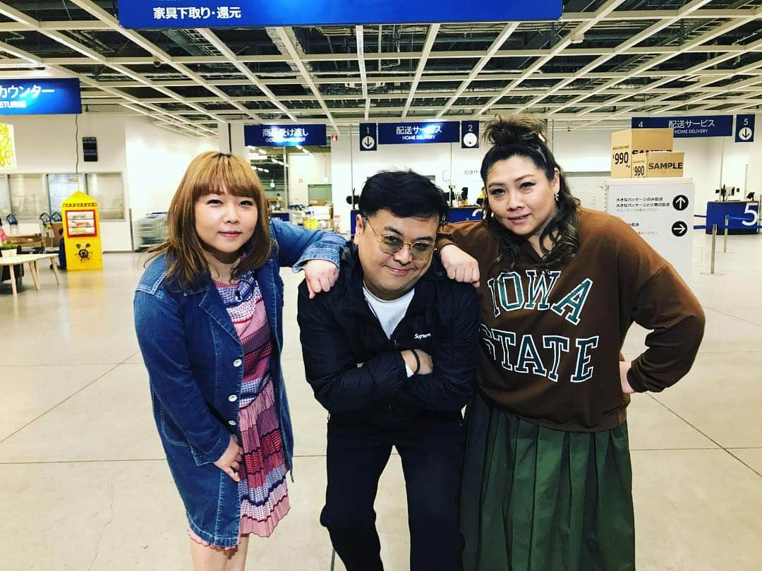 久保田和靖さんのインスタグラム写真 - (久保田和靖Instagram)「やすとものどこいこ  #女モンスター #ラスボス2体 #この人達が漫才で滑ったの見たことない #女漫才師頂上君臨 #漫才の衣装は二人とも黒で小柄に見せるのをおれはしってる #やすよともこ #パワー系ファイター #もう二人共男だと思う #やすおとともき #やすおともき #楽しいロケまたともきさんに 奢って頂いた #また出たいすぐ出たい #ありがとうございました🙇🙇🙇🙇🙇🙇🙇🙇🙇」4月13日 21時12分 - kubotakazunobu