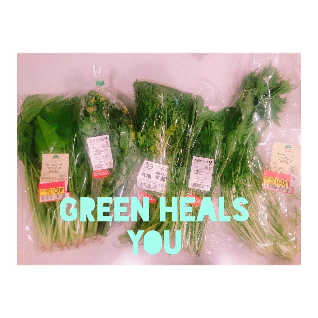 のインスタグラム：「. なぜか葉物を爆買いしてしまった。 #全部見切り品 😛 I think I have been craving Greens since exhausting rehearsals and shows were too hard and haven’t had enough raw veggies long time. #ほうれん草 #菜の花#春菊#ルッコラ#水菜 #全て有機#オーガニック #全部混ぜてサラダで食べました #春の味がした #greenveggies #Organic #Spinach#RapeBlossoms#GarlandChrysanthemum#Rucola#PotherbMustard #AllMixedUp #Salad #Dinner #Vegan #healthyLife」