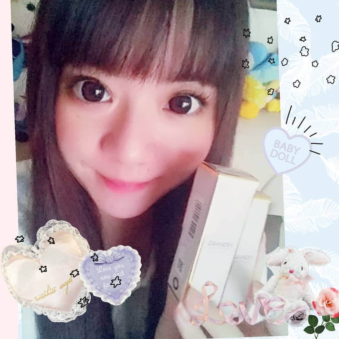 hoshizaki eriのインスタグラム：「. こんばんは♥✨🌸 . 今日は @onlinecontact から届いた #カラコンレポ をしたいと思います✨♥ . 今回レポするのは｢グランデックス｣ という、オルチャン風なカラコン👀♥ 色は #セシリーココア です♥ . 【長いですが付けた感じレポします🍋】 カラコンは普段は撮影の時とか以外は 割とナチュラルな物を使っていたり 普通のコンタクトだったりします✨🌸 (ちなみに、視力は非常に悪いので、 家だと常に眼鏡👓です (｡･ω･｡)) . 色々な種類のカラコン👀を 撮影時に頂いたりもしています✨🌸♥ でも、比較的裸眼でも黒目が大きいので ←私の姉もそう🐼多分私以上でカラコン不要！ 不自然にならないか心配でしたが、 . 昨日のストーリーやTwitterの写真は 全てこのカラコンを付けていましたが、 フォロワーさんからメッセージで お褒めの言葉を頂いたりしました✨🌸♥ 装着していて疲れるコンタクトって 割とありますが、これは一日付けてても 全然違和感がなかったし、 色も焦げ茶で自然にデカ目効果有り！で すごく気に入りました♥✨🌸 . . ブログにも更なる詳細は書きますが 取り急ぎこちらでレポしてみました♥ . 詳しくは、今日投稿したストーリー (ハイライトにもあります♥)から 商品紹介ページに飛んでみて下さい♥ . . #グランデックス #grandex #セシリーココア #カラコン #着色直径 #盛れる #盛れるカラコン #デカ目 #映える #カラコンレポ #メイク #アイメイク #オンラインコンタクト #詳しくはストーリーのリンクをチェックしてね #onlinecontact #colorcontactlens #beaustagrammer  #pleaselikeit #likebackalways #followme #followback #相互フォロー  #オルチャン風  #맞팔 #선팔 #팔로미 #뷰티인스타 #셀스타그램 @onlinecontact」