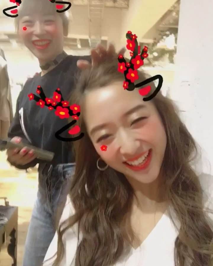 三井智雅のインスタグラム：「😂😂😂❤️ @harukaharuka1209 さんイジってたら怒られたw . #royalparty #fashion #hairmake  #makeup #longhair #撮影合間の遊び」