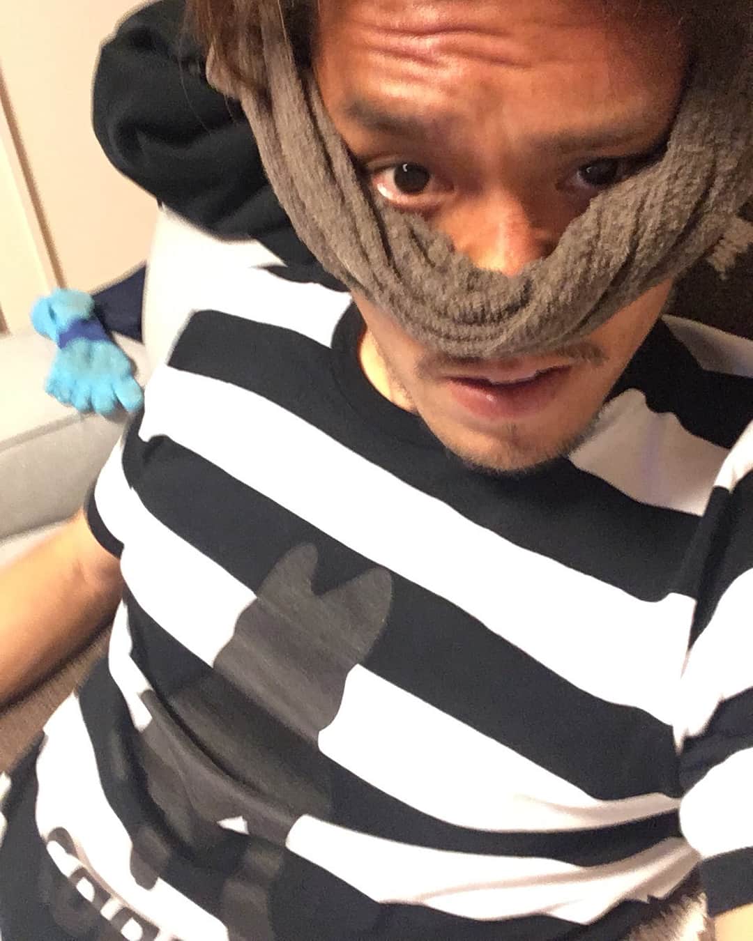 野村直輝のインスタグラム：「急にこんな写真キタ！！！！ 1人で泥棒ごっこしてますと！！！ 似合いすぎやん👏 #soccerjunky #泥棒シリーズ#懐かしい動画もどうぞ#Tシャツ可愛い#ac長野パルセイロ #津田知宏#着る人がええんか？#シャツがええんか#9#後ろの五本指ソックスが気になるところ#そこは無視しとこ」