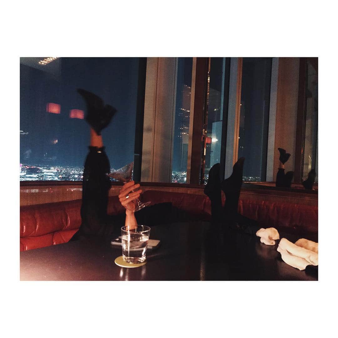 アリシア・デブナム・キャリーのインスタグラム：「Tokyo has us like... ✨」