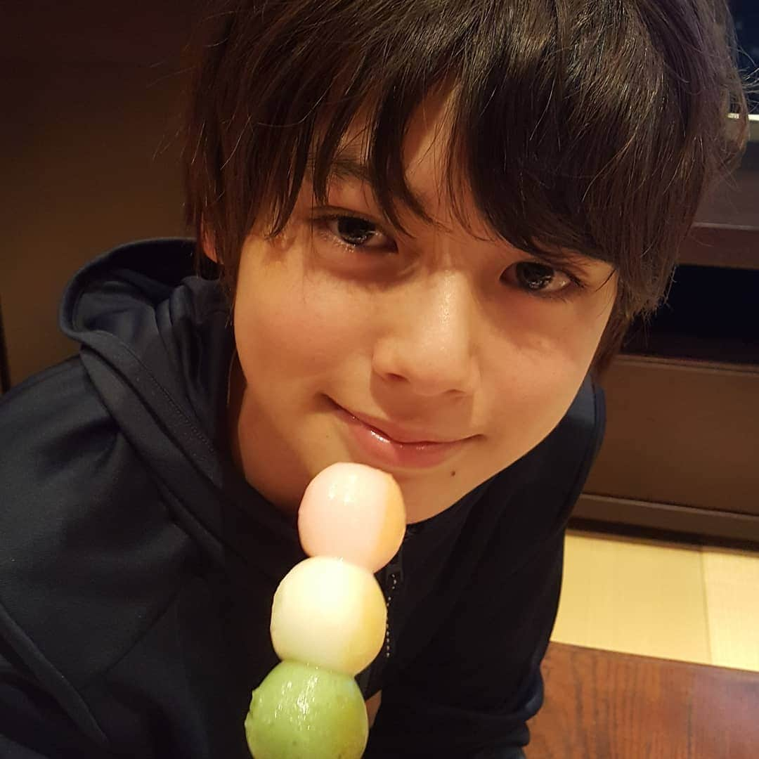 翔さんのインスタグラム写真 - (翔Instagram)「昨日も1日頑張りました😊 お団子🍡食べながら色んな出来事を嬉しそうに話してくれました🌸 * * #餅好き #団子 #🍡 #花のち晴れ #花晴れ #火曜ドラマ #みてね #好きな食べ物だったら #底なし沼のように食べる #只今 #絶賛宿題中」4月13日 22時39分 - sho0509official