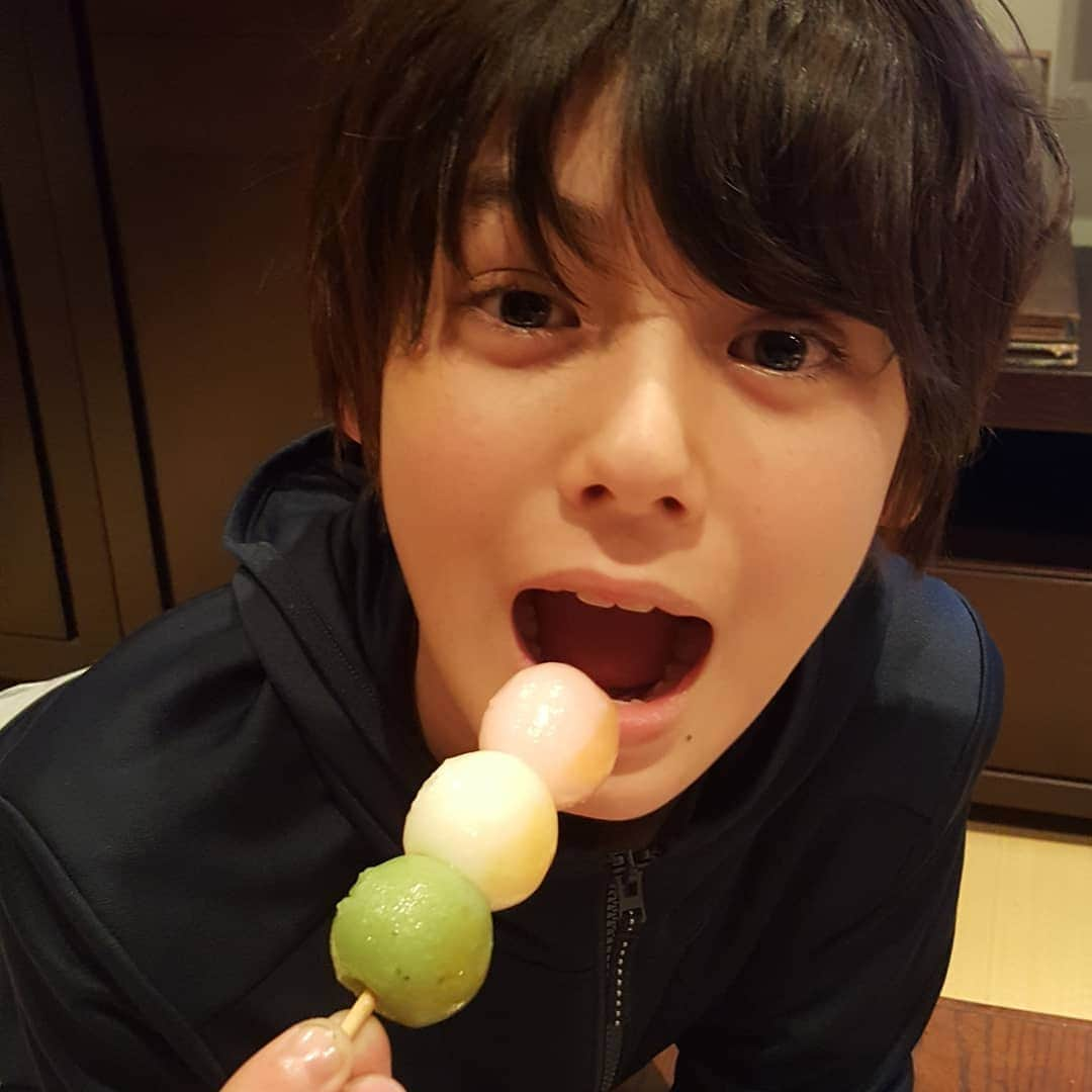 翔さんのインスタグラム写真 - (翔Instagram)「昨日も1日頑張りました😊 お団子🍡食べながら色んな出来事を嬉しそうに話してくれました🌸 * * #餅好き #団子 #🍡 #花のち晴れ #花晴れ #火曜ドラマ #みてね #好きな食べ物だったら #底なし沼のように食べる #只今 #絶賛宿題中」4月13日 22時39分 - sho0509official