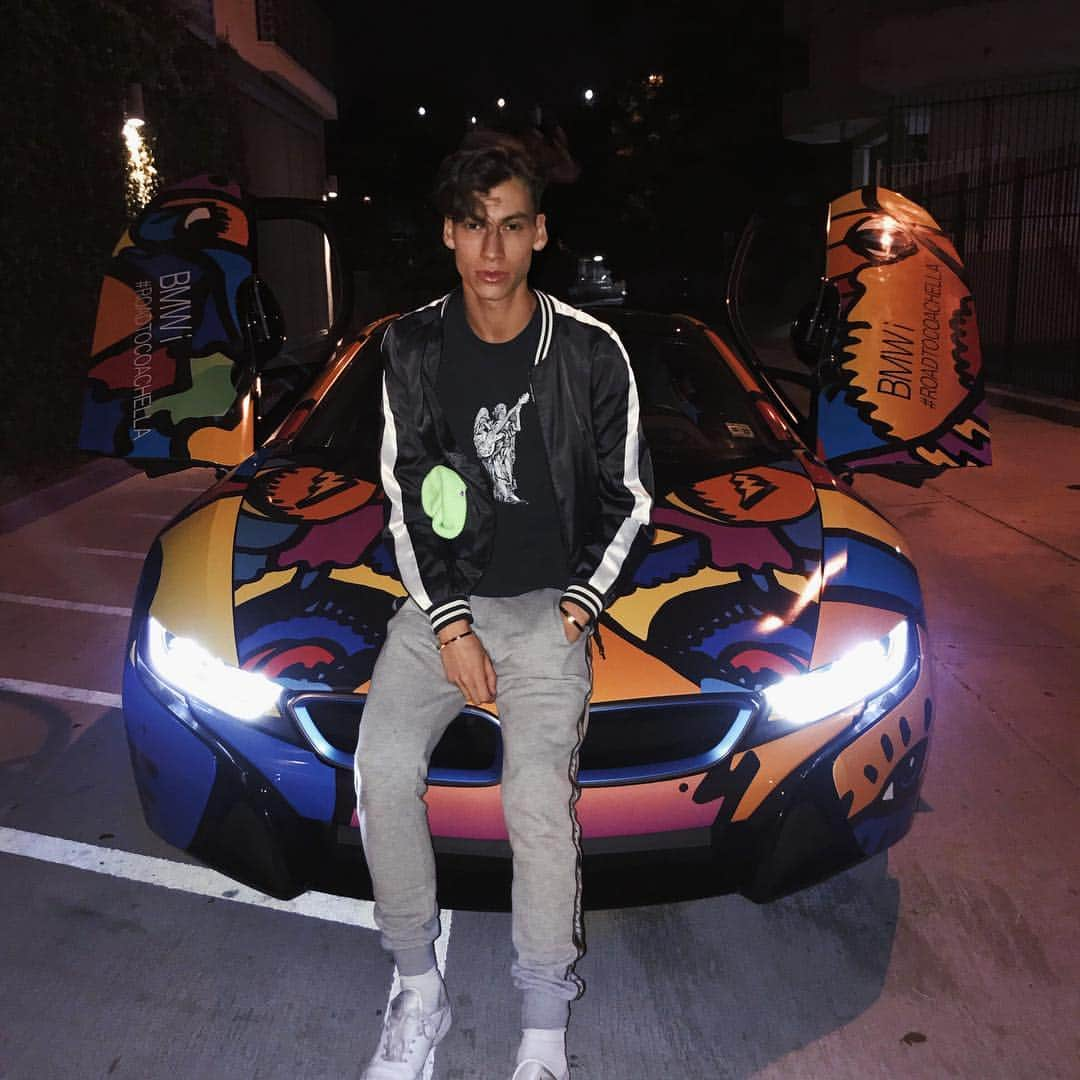 Jack Baranさんのインスタグラム写真 - (Jack BaranInstagram)「before heading out last night on our #roadtocoachella with the iconic @bmwi #bmwi8 #ad」4月14日 8時29分 - thatsojack