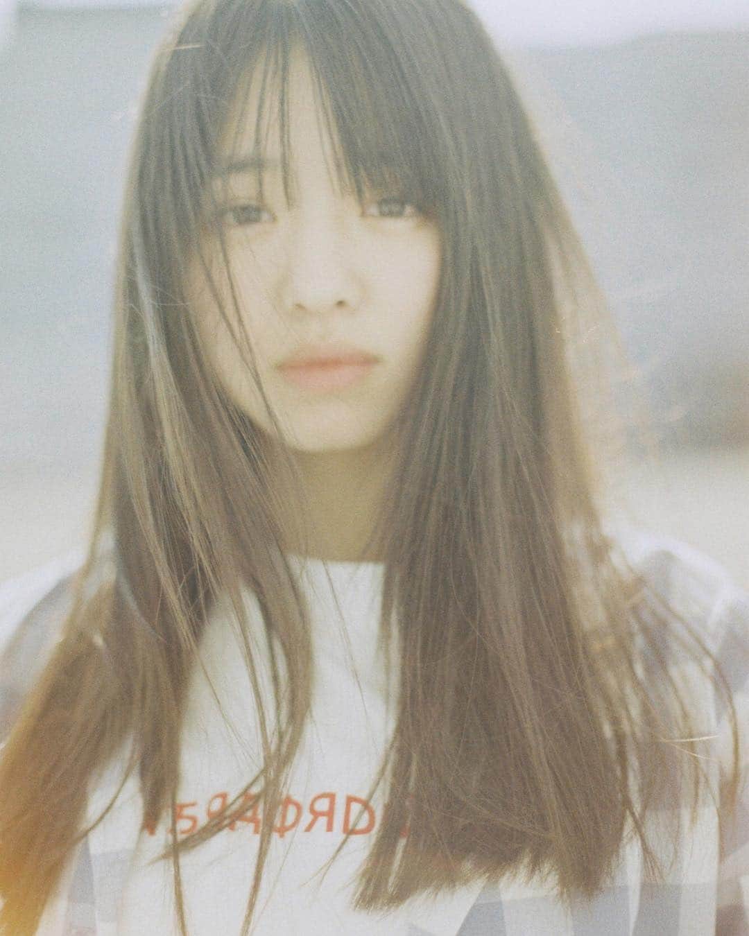 花盛友里のインスタグラム：「かわいい、、、♡ . . Shooting for @seventeenjp_mag . . #girl #portrait #japanese #japan #photographer」