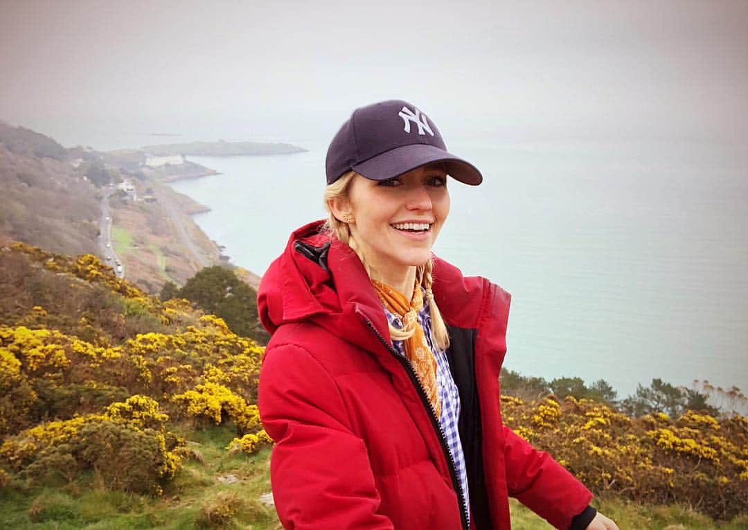 ジョアンナ・ブラッディさんのインスタグラム写真 - (ジョアンナ・ブラッディInstagram)「Hiking around Ireland with my favorite person. 🍀」4月14日 2時11分 - thejohannabraddy