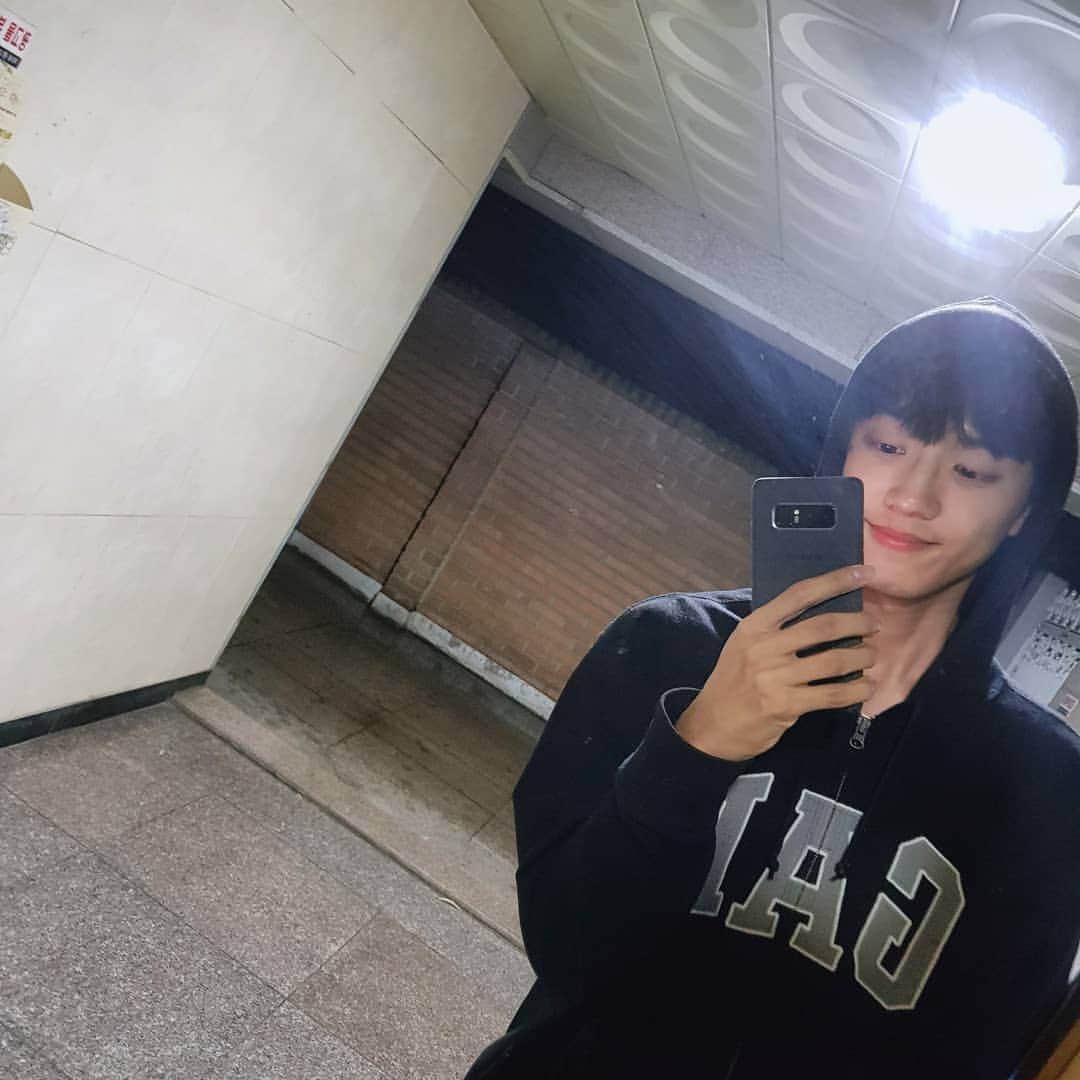 カン・ユンジェのインスタグラム：「욥✋」