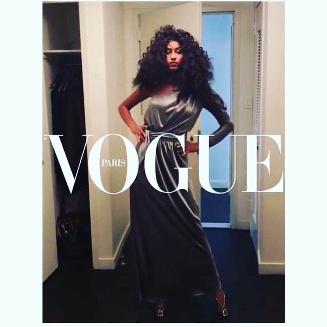 アペルライのインスタグラム：「✨V O G U E Paris ✨ behind the scenes of the special couture shoot in New York for the April Issue ✨shot by @inezandvinoodh styled by @emanuellealt |  @jade_gunthardt | @aperlaiparis LILA Mules wore by super beauty @imaanhammam」