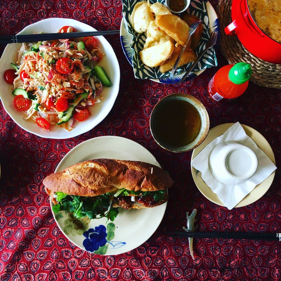 志摩有子さんのインスタグラム写真 - (志摩有子Instagram)「久しぶりに彩子先生 @ayacolors  のベトナム料理教室へ。つくね入りのバインミーにカリフラワーのフリット、春雨サラダ、白木耳と蟹のスープといつもながらモリモリ。デザートはかぼちゃのチェー。具だくさんのバインミーは半分お土産に。 #ベトナム料理 #ベトナム料理教室 #バインミー #かぼちゃのチェー #楽しくて美味しい」4月14日 17時47分 - ariko418