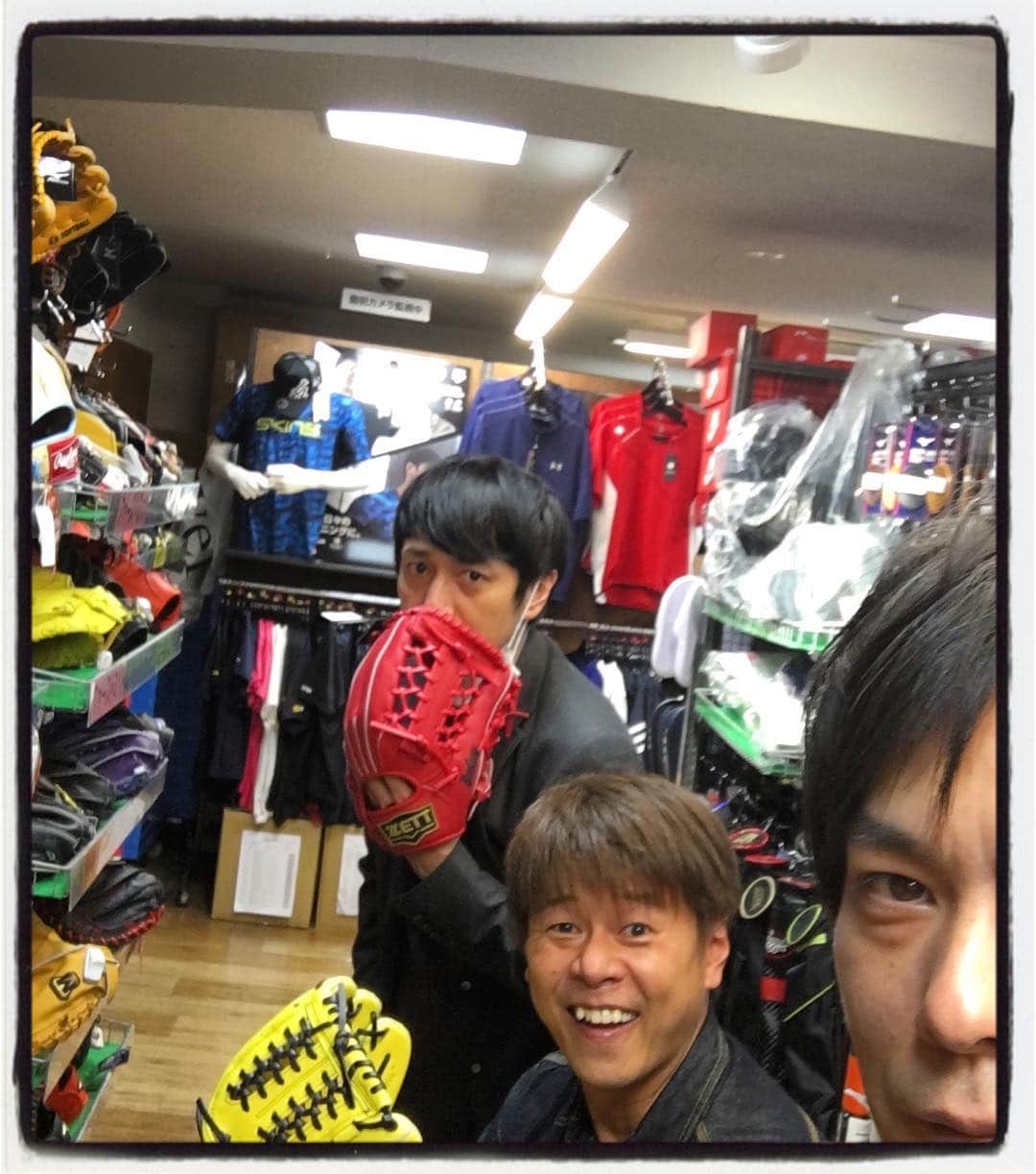 井上聡のインスタグラム：「同い歳のおじさん3人でスポーツ用品店に行ってきた。野球大好きな徳井、左投手としてカムバックを夢見る井上、そしてよくわからんとついて来たろっしー。  #長い時間あーだこーだと談義 #結局お目当ての左用のピッチャーグローブはなかった #徳井は黄色いグローブにしか興味を示さなかったのに #なぜか写真撮る時はオレンジに変更した #ろっしーはグローブに興味はなく謎の審判がベースを掃除するちっちゃいブラシを買おうとしていた #もちろん止めた #理由を聞いたけど滑舌が悪いので #何を言っているのか聞き取れなかった #最終的に徳井が変なやわらかいボール2個買っていた #理由を聞いてもええやんこれとしか教えてくれん #人に言えない卑猥な行為に使うんかなぁ #空き時間を楽しく過ごせたので満足 #なぜか目的もないろっしーが一番楽しそうにしてた #楽屋に戻ってきてちょっと目を離した隙に徳井はボールが入っていた袋のゴミを俺のカバンの中に捨てていやがった #あのやろう」