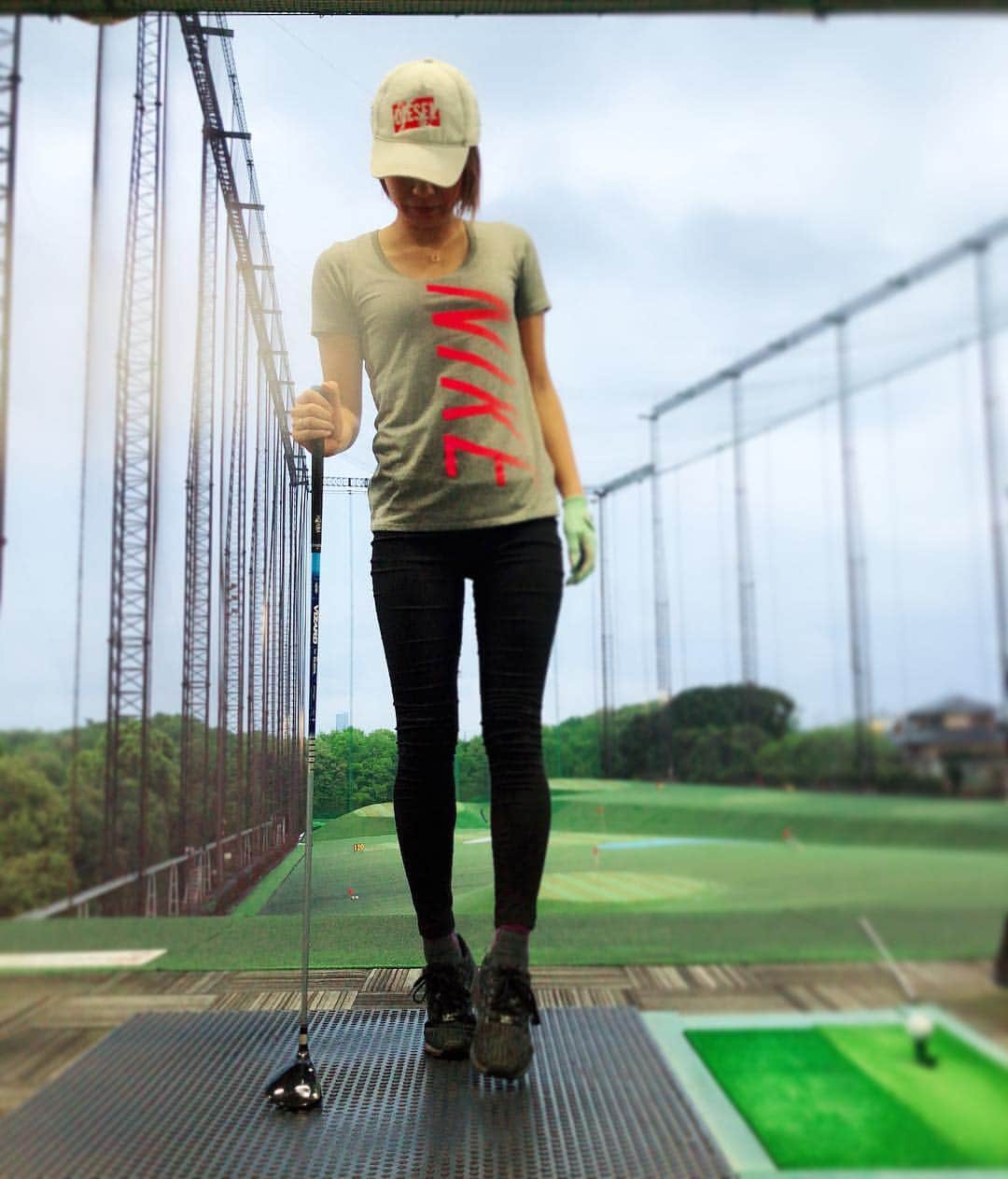 彩海のインスタグラム：「. . 下手くそは黙って練習⛳️ . #スパルタ #レッスン #弱音はかない #つらっ . . . .  #ゴルフ女子#ゴルフ女子と繋がりたい #ゴルフ練習 #うちっぱなし #打ちっ放し #スポーツ女子  #なんなら筋トレのがラクw #腰死亡のおしらせ #100切りたい」