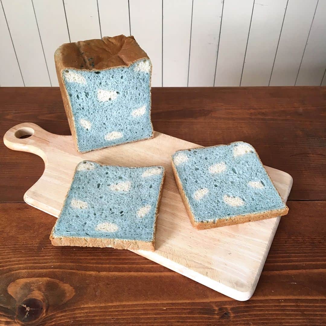 Ranさんのインスタグラム写真 - (RanInstagram)「. . #イラストパン #青空 #bluesky . . 青空模様のパンでサンドイッチを作って、 お外で食べたいなぁ〜と😏💕 . 青いパンは不思議な感じがするかもしれませんが、 とても可愛いくて美味しいです😋 . . . Blue sky bread 🍞 I want to make sandwiches with this bread 🎵 . . #🍞 #bread #homeomade #sky #cloud #fine #kawaii #kawaiifood #cutefood #おうちパン #パン #手作りパン #朝ごパン #パン活 #ホームベーカリー #サンドイッチ #青い空 #青が好き #天気 #空 #萌え断 #リナブルー #スピルリナ #角食 #食パン #パン教室 #konel」4月14日 10時40分 - konel_bread