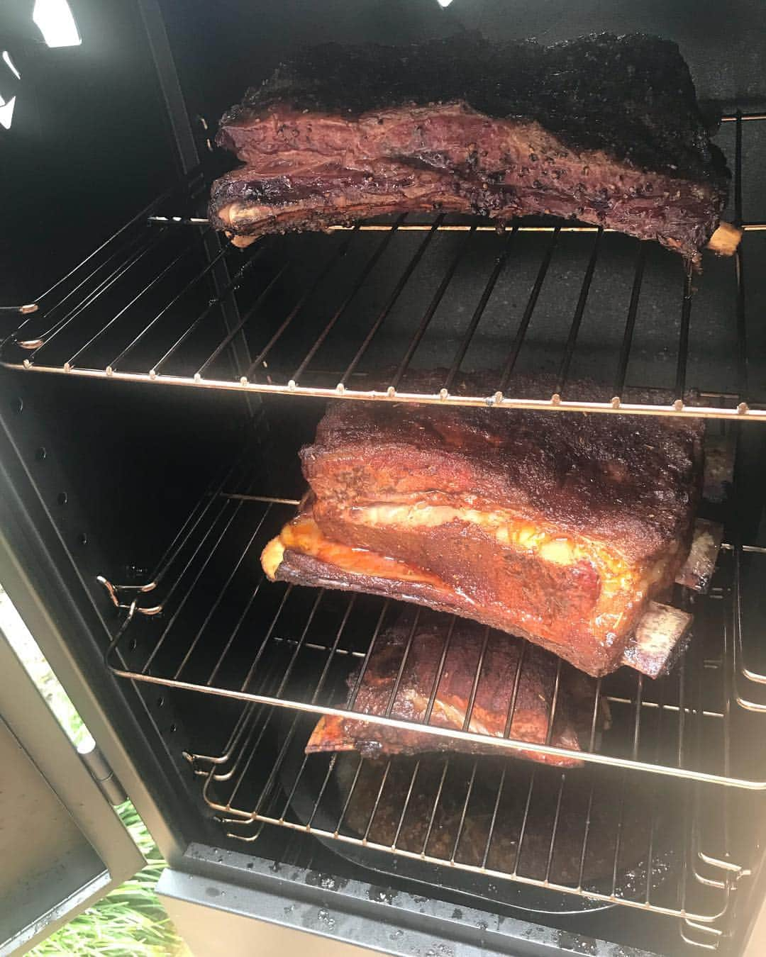 ドリュー・ネイラーのインスタグラム：「Not a bad Saturday. Smoking up some beef ribs! 🤤🤤🤤🍻#meatsweats」