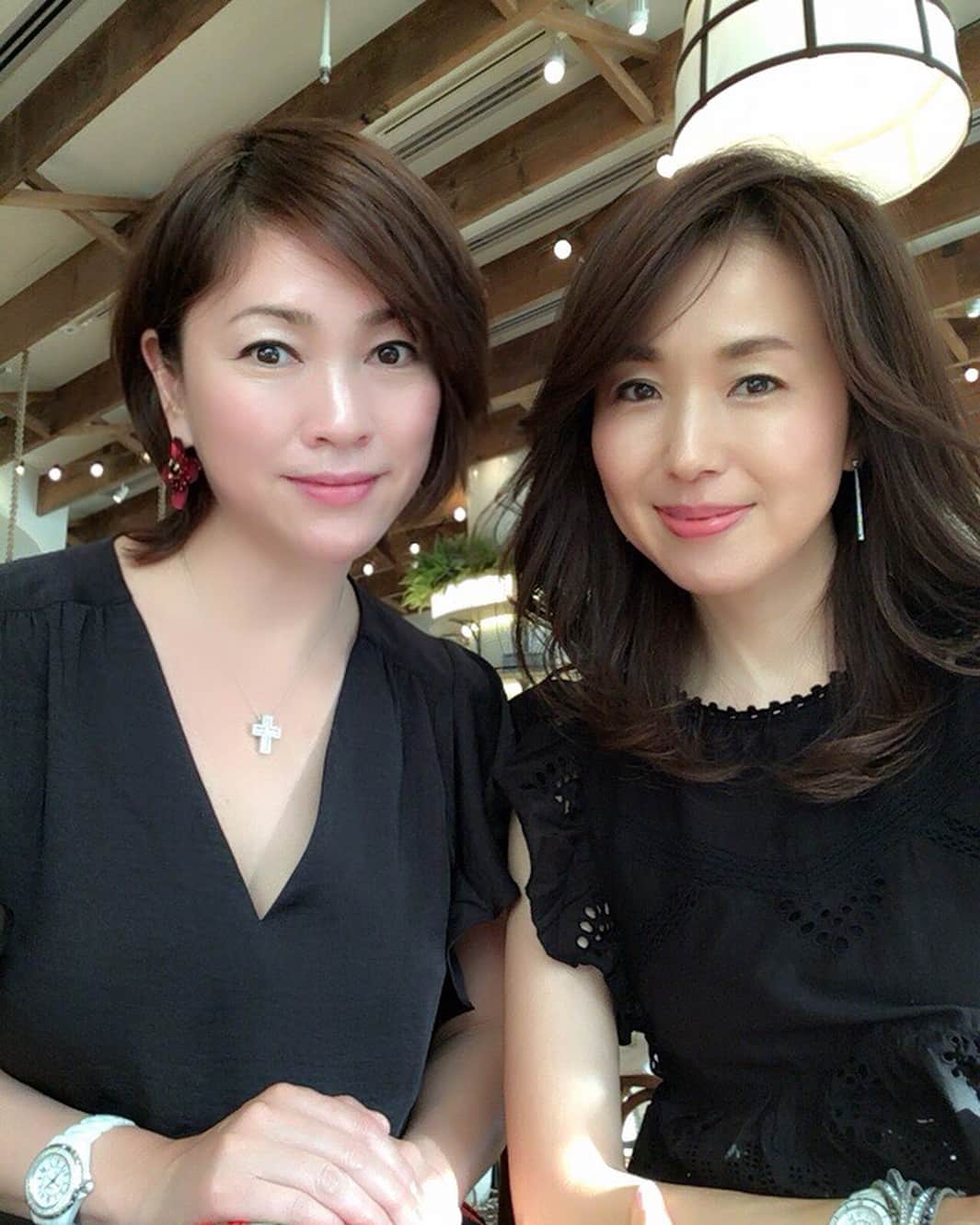田中悦子さんのインスタグラム写真 - (田中悦子Instagram)「昨日は 8期美魔女の山崎麗子ちゃんとデートでした❤️ なんと初対面❣️ 待ち合わせに現れた麗子ちゃんは、 息をのむ美しさ、上品さ、しなやかさ、穏やかさに たなえつ目がはーと😍 さすが、準グランプリ❣️ 美魔女の中でも 年齢が高めの私達😅 チームアラフィフ美魔女結成です笑  一歳しか変わらないので 親近感湧くし、すぐに意気投合して 気づいたら7時間近くも一緒に食べて飲んでお喋りしてました💕  年齢を積み重ねて こんな素敵な出逢いが出来たことに感謝❣️ 美魔女になって 良かったなぁと心から思えた 素晴らしい1日でした❣️ #チーム美魔女 #美魔女ファイナリスト #山崎麗子 #田中悦子 #ブラックかぶり #麗子ちゃん49歳 #たなえつ50歳 #newoman  #ディナーはまた後ほどアップ #followme」4月14日 12時04分 - etsuko.reborn25