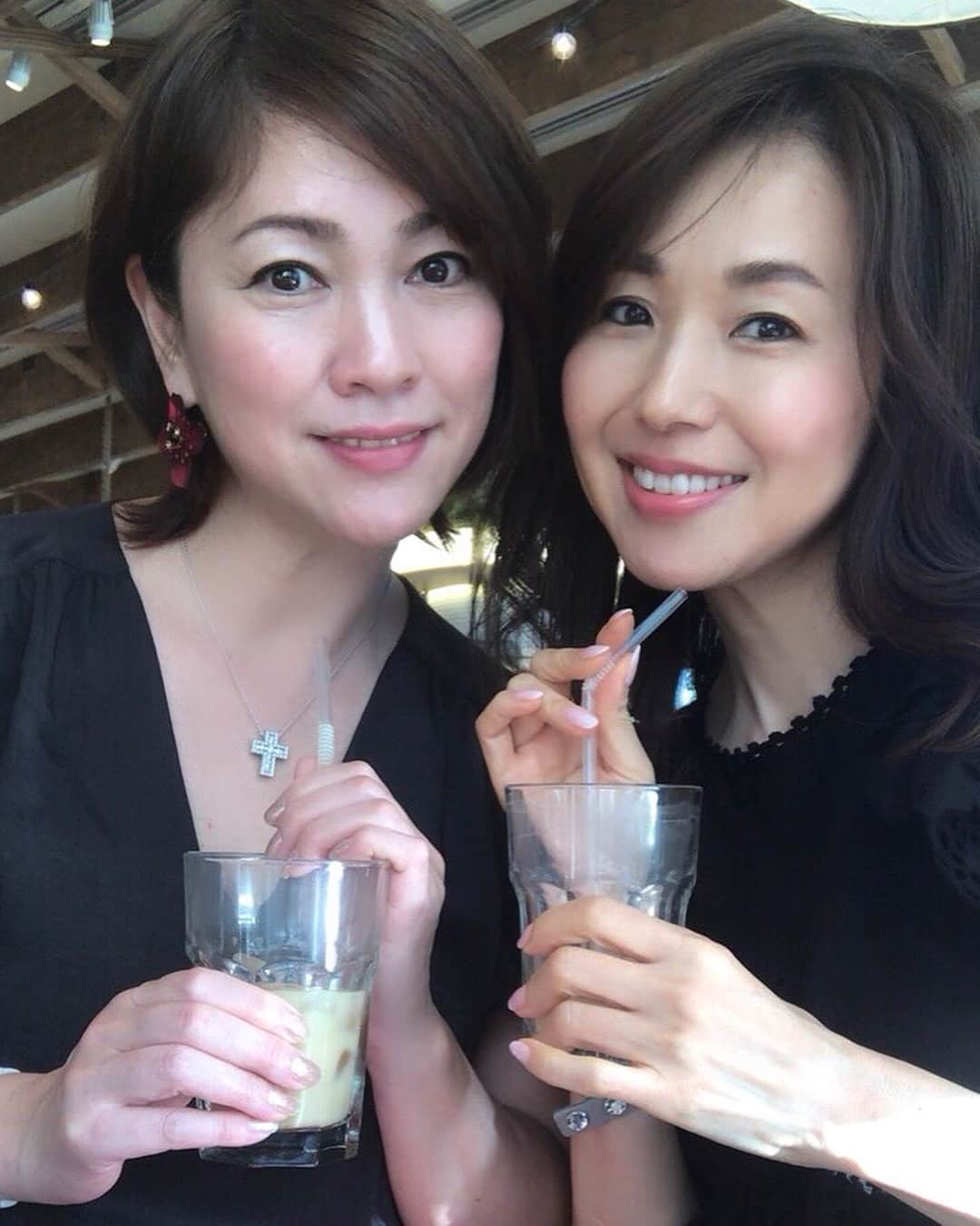 田中悦子さんのインスタグラム写真 - (田中悦子Instagram)「昨日は 8期美魔女の山崎麗子ちゃんとデートでした❤️ なんと初対面❣️ 待ち合わせに現れた麗子ちゃんは、 息をのむ美しさ、上品さ、しなやかさ、穏やかさに たなえつ目がはーと😍 さすが、準グランプリ❣️ 美魔女の中でも 年齢が高めの私達😅 チームアラフィフ美魔女結成です笑  一歳しか変わらないので 親近感湧くし、すぐに意気投合して 気づいたら7時間近くも一緒に食べて飲んでお喋りしてました💕  年齢を積み重ねて こんな素敵な出逢いが出来たことに感謝❣️ 美魔女になって 良かったなぁと心から思えた 素晴らしい1日でした❣️ #チーム美魔女 #美魔女ファイナリスト #山崎麗子 #田中悦子 #ブラックかぶり #麗子ちゃん49歳 #たなえつ50歳 #newoman  #ディナーはまた後ほどアップ #followme」4月14日 12時04分 - etsuko.reborn25