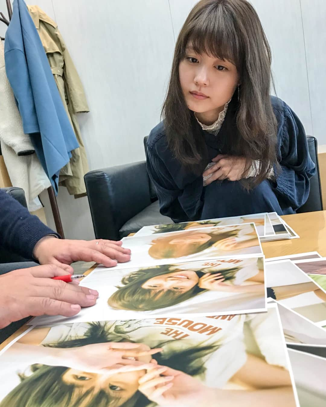 有村架純写真集『Clear』【公式】さんのインスタグラム写真 - (有村架純写真集『Clear』【公式】Instagram)「表紙デザインも公開‼︎ 着々と形になってきています。  写真はもちろん、濃厚なロングインタビューも必読の、まさにこだわりがつまった一冊。真剣にチェックを進めるオフショットも公開‼︎ #有村架純 #有村架純写真集 #写真集 #Clear #オフショット」4月14日 12時17分 - kasumiarimurabook