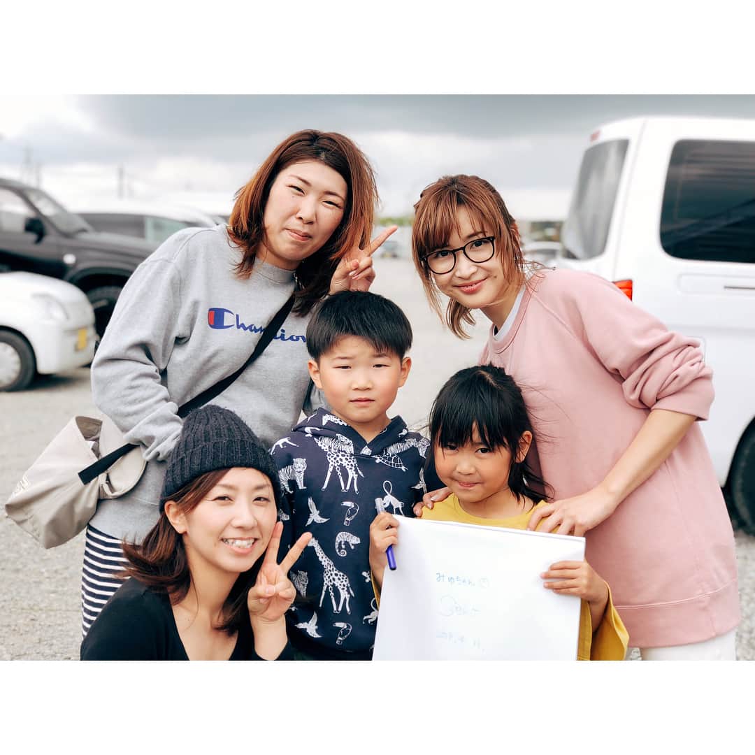 紗栄子さんのインスタグラム写真 - (紗栄子Instagram)「今日で熊本地震から2年が経ちます。 熊本、大分の両県では20万棟以上もの住宅が被災し、あまり報道されなくなりましたが、今でも仮設住宅で生活されているかたが3万8千人もいらっしゃいます。 先日、福岡のももち浜クリニックの吉田先生をはじめとした九州魂の皆さんと一緒に、西原村の仮設住宅、西原保育園、熊本市内の子供ホーム、高齢者施設で炊き出しをさせていただきました。 久しぶりに会ったおじいちゃんおばあちゃん、ママさん達や子供達の笑顔と優しさに、私たちがたくさんの元気をいただきました。 まだまだ復興には時間がかかりますが、私たちに今出来る事は、観光に伺ったり、特産物を購入したりすることだと伺いました。 離れていても出来る支援。 皆さんも是非、熊本、大分のお野菜をみかけたら手にとってみてくださいね(^^)！ #熊本地震 #熊本 #大分 #prayforkyushu #九州魂」4月14日 13時59分 - saekoofficial