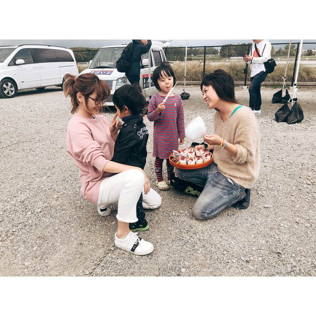 紗栄子さんのインスタグラム写真 - (紗栄子Instagram)「今日で熊本地震から2年が経ちます。 熊本、大分の両県では20万棟以上もの住宅が被災し、あまり報道されなくなりましたが、今でも仮設住宅で生活されているかたが3万8千人もいらっしゃいます。 先日、福岡のももち浜クリニックの吉田先生をはじめとした九州魂の皆さんと一緒に、西原村の仮設住宅、西原保育園、熊本市内の子供ホーム、高齢者施設で炊き出しをさせていただきました。 久しぶりに会ったおじいちゃんおばあちゃん、ママさん達や子供達の笑顔と優しさに、私たちがたくさんの元気をいただきました。 まだまだ復興には時間がかかりますが、私たちに今出来る事は、観光に伺ったり、特産物を購入したりすることだと伺いました。 離れていても出来る支援。 皆さんも是非、熊本、大分のお野菜をみかけたら手にとってみてくださいね(^^)！ #熊本地震 #熊本 #大分 #prayforkyushu #九州魂」4月14日 13時59分 - saekoofficial