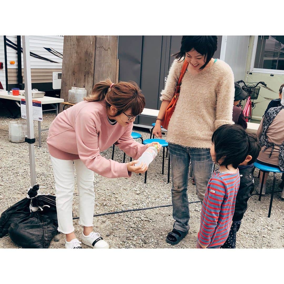 紗栄子さんのインスタグラム写真 - (紗栄子Instagram)「今日で熊本地震から2年が経ちます。 熊本、大分の両県では20万棟以上もの住宅が被災し、あまり報道されなくなりましたが、今でも仮設住宅で生活されているかたが3万8千人もいらっしゃいます。 先日、福岡のももち浜クリニックの吉田先生をはじめとした九州魂の皆さんと一緒に、西原村の仮設住宅、西原保育園、熊本市内の子供ホーム、高齢者施設で炊き出しをさせていただきました。 久しぶりに会ったおじいちゃんおばあちゃん、ママさん達や子供達の笑顔と優しさに、私たちがたくさんの元気をいただきました。 まだまだ復興には時間がかかりますが、私たちに今出来る事は、観光に伺ったり、特産物を購入したりすることだと伺いました。 離れていても出来る支援。 皆さんも是非、熊本、大分のお野菜をみかけたら手にとってみてくださいね(^^)！ #熊本地震 #熊本 #大分 #prayforkyushu #九州魂」4月14日 13時59分 - saekoofficial