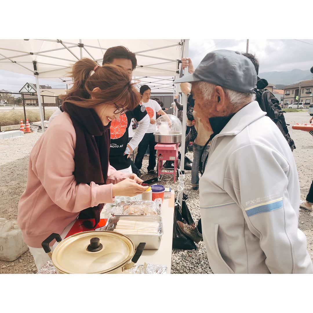 紗栄子さんのインスタグラム写真 - (紗栄子Instagram)「今日で熊本地震から2年が経ちます。 熊本、大分の両県では20万棟以上もの住宅が被災し、あまり報道されなくなりましたが、今でも仮設住宅で生活されているかたが3万8千人もいらっしゃいます。 先日、福岡のももち浜クリニックの吉田先生をはじめとした九州魂の皆さんと一緒に、西原村の仮設住宅、西原保育園、熊本市内の子供ホーム、高齢者施設で炊き出しをさせていただきました。 久しぶりに会ったおじいちゃんおばあちゃん、ママさん達や子供達の笑顔と優しさに、私たちがたくさんの元気をいただきました。 まだまだ復興には時間がかかりますが、私たちに今出来る事は、観光に伺ったり、特産物を購入したりすることだと伺いました。 離れていても出来る支援。 皆さんも是非、熊本、大分のお野菜をみかけたら手にとってみてくださいね(^^)！ #熊本地震 #熊本 #大分 #prayforkyushu #九州魂」4月14日 13時59分 - saekoofficial