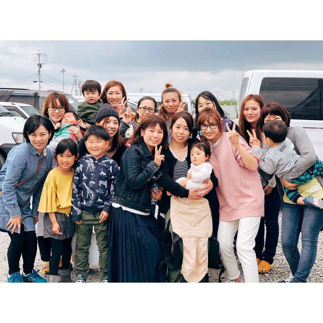 紗栄子さんのインスタグラム写真 - (紗栄子Instagram)「今日で熊本地震から2年が経ちます。 熊本、大分の両県では20万棟以上もの住宅が被災し、あまり報道されなくなりましたが、今でも仮設住宅で生活されているかたが3万8千人もいらっしゃいます。 先日、福岡のももち浜クリニックの吉田先生をはじめとした九州魂の皆さんと一緒に、西原村の仮設住宅、西原保育園、熊本市内の子供ホーム、高齢者施設で炊き出しをさせていただきました。 久しぶりに会ったおじいちゃんおばあちゃん、ママさん達や子供達の笑顔と優しさに、私たちがたくさんの元気をいただきました。 まだまだ復興には時間がかかりますが、私たちに今出来る事は、観光に伺ったり、特産物を購入したりすることだと伺いました。 離れていても出来る支援。 皆さんも是非、熊本、大分のお野菜をみかけたら手にとってみてくださいね(^^)！ #熊本地震 #熊本 #大分 #prayforkyushu #九州魂」4月14日 13時59分 - saekoofficial