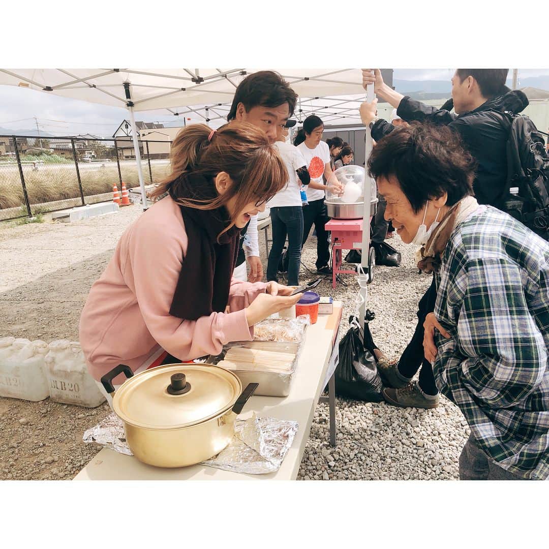紗栄子さんのインスタグラム写真 - (紗栄子Instagram)「今日で熊本地震から2年が経ちます。 熊本、大分の両県では20万棟以上もの住宅が被災し、あまり報道されなくなりましたが、今でも仮設住宅で生活されているかたが3万8千人もいらっしゃいます。 先日、福岡のももち浜クリニックの吉田先生をはじめとした九州魂の皆さんと一緒に、西原村の仮設住宅、西原保育園、熊本市内の子供ホーム、高齢者施設で炊き出しをさせていただきました。 久しぶりに会ったおじいちゃんおばあちゃん、ママさん達や子供達の笑顔と優しさに、私たちがたくさんの元気をいただきました。 まだまだ復興には時間がかかりますが、私たちに今出来る事は、観光に伺ったり、特産物を購入したりすることだと伺いました。 離れていても出来る支援。 皆さんも是非、熊本、大分のお野菜をみかけたら手にとってみてくださいね(^^)！ #熊本地震 #熊本 #大分 #prayforkyushu #九州魂」4月14日 13時59分 - saekoofficial