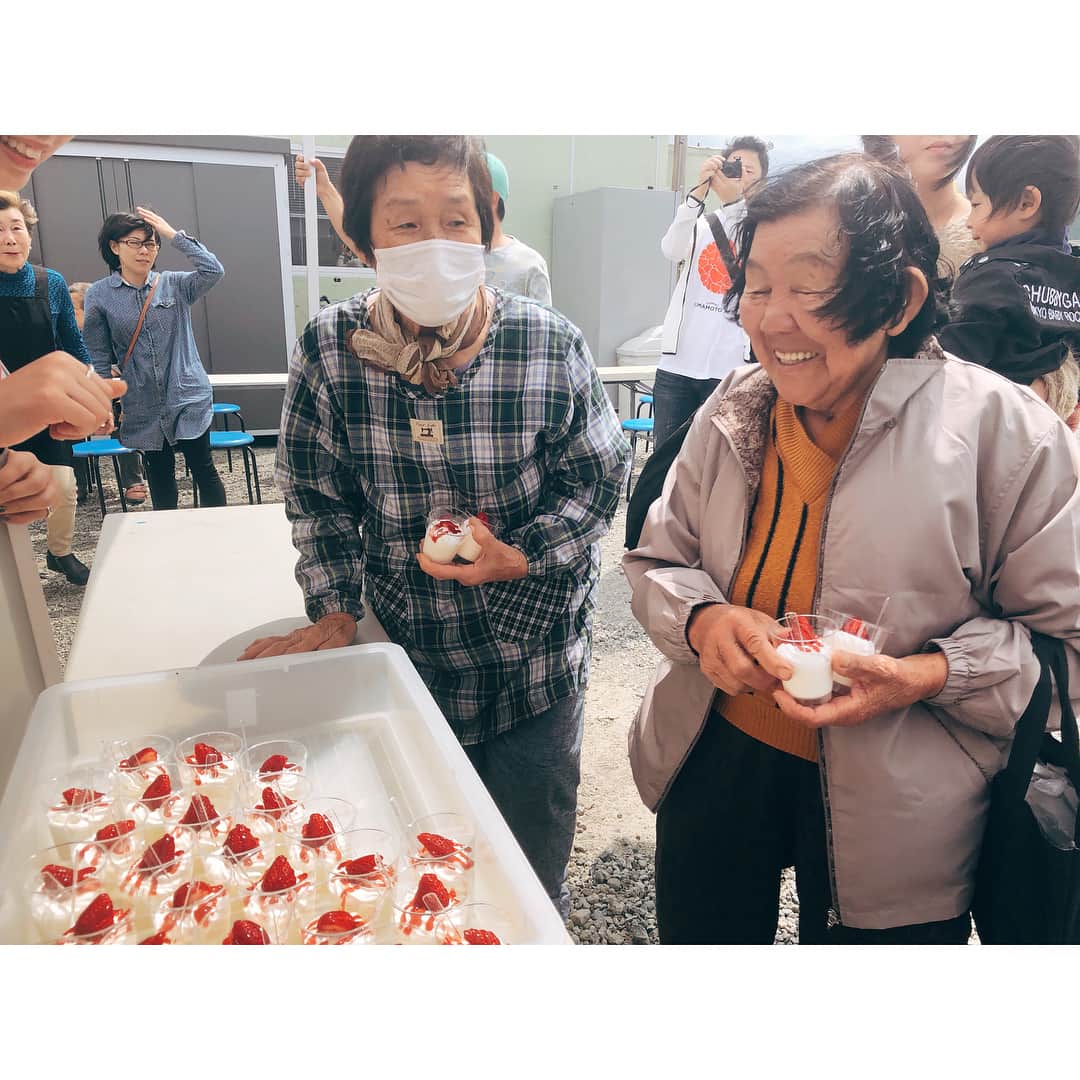 紗栄子さんのインスタグラム写真 - (紗栄子Instagram)「今日で熊本地震から2年が経ちます。 熊本、大分の両県では20万棟以上もの住宅が被災し、あまり報道されなくなりましたが、今でも仮設住宅で生活されているかたが3万8千人もいらっしゃいます。 先日、福岡のももち浜クリニックの吉田先生をはじめとした九州魂の皆さんと一緒に、西原村の仮設住宅、西原保育園、熊本市内の子供ホーム、高齢者施設で炊き出しをさせていただきました。 久しぶりに会ったおじいちゃんおばあちゃん、ママさん達や子供達の笑顔と優しさに、私たちがたくさんの元気をいただきました。 まだまだ復興には時間がかかりますが、私たちに今出来る事は、観光に伺ったり、特産物を購入したりすることだと伺いました。 離れていても出来る支援。 皆さんも是非、熊本、大分のお野菜をみかけたら手にとってみてくださいね(^^)！ #熊本地震 #熊本 #大分 #prayforkyushu #九州魂」4月14日 13時59分 - saekoofficial