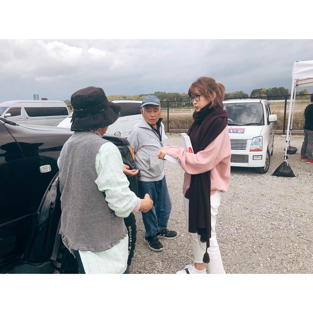 紗栄子さんのインスタグラム写真 - (紗栄子Instagram)「今日で熊本地震から2年が経ちます。 熊本、大分の両県では20万棟以上もの住宅が被災し、あまり報道されなくなりましたが、今でも仮設住宅で生活されているかたが3万8千人もいらっしゃいます。 先日、福岡のももち浜クリニックの吉田先生をはじめとした九州魂の皆さんと一緒に、西原村の仮設住宅、西原保育園、熊本市内の子供ホーム、高齢者施設で炊き出しをさせていただきました。 久しぶりに会ったおじいちゃんおばあちゃん、ママさん達や子供達の笑顔と優しさに、私たちがたくさんの元気をいただきました。 まだまだ復興には時間がかかりますが、私たちに今出来る事は、観光に伺ったり、特産物を購入したりすることだと伺いました。 離れていても出来る支援。 皆さんも是非、熊本、大分のお野菜をみかけたら手にとってみてくださいね(^^)！ #熊本地震 #熊本 #大分 #prayforkyushu #九州魂」4月14日 13時59分 - saekoofficial