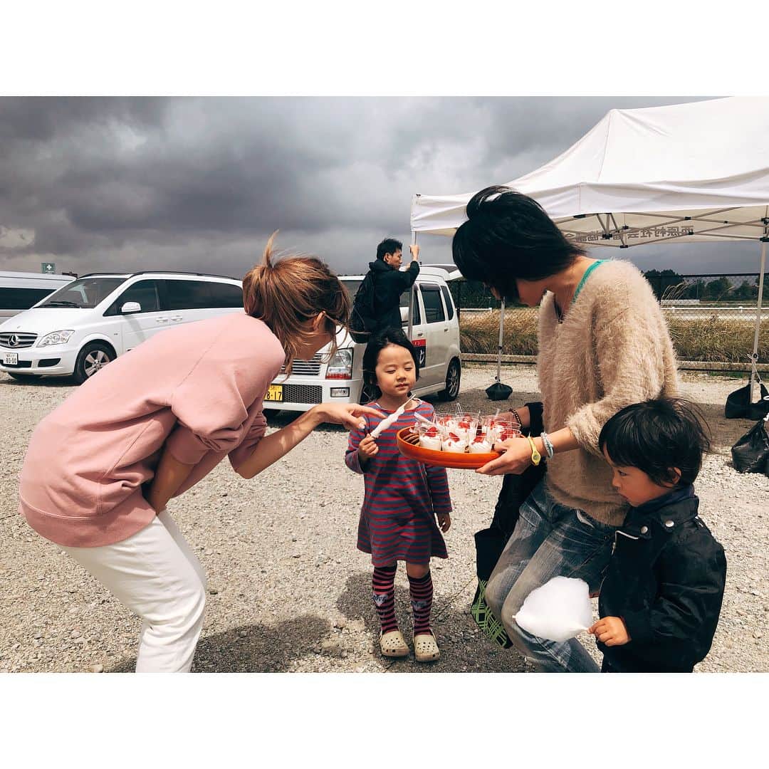 紗栄子さんのインスタグラム写真 - (紗栄子Instagram)「今日で熊本地震から2年が経ちます。 熊本、大分の両県では20万棟以上もの住宅が被災し、あまり報道されなくなりましたが、今でも仮設住宅で生活されているかたが3万8千人もいらっしゃいます。 先日、福岡のももち浜クリニックの吉田先生をはじめとした九州魂の皆さんと一緒に、西原村の仮設住宅、西原保育園、熊本市内の子供ホーム、高齢者施設で炊き出しをさせていただきました。 久しぶりに会ったおじいちゃんおばあちゃん、ママさん達や子供達の笑顔と優しさに、私たちがたくさんの元気をいただきました。 まだまだ復興には時間がかかりますが、私たちに今出来る事は、観光に伺ったり、特産物を購入したりすることだと伺いました。 離れていても出来る支援。 皆さんも是非、熊本、大分のお野菜をみかけたら手にとってみてくださいね(^^)！ #熊本地震 #熊本 #大分 #prayforkyushu #九州魂」4月14日 13時59分 - saekoofficial