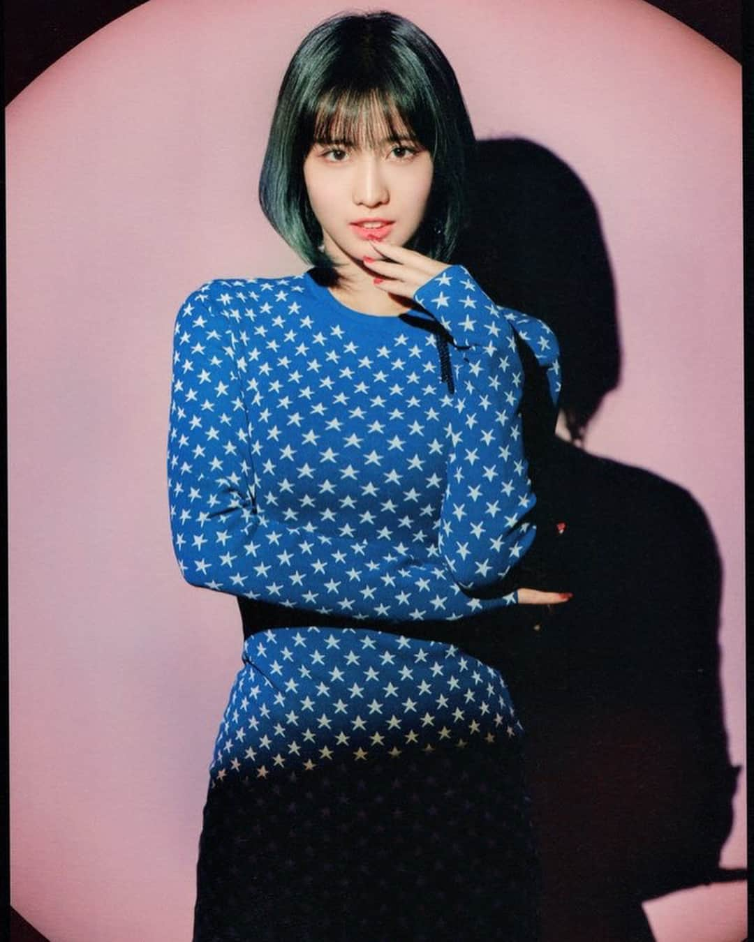 モモさんのインスタグラム写真 - (モモInstagram)「[Scans] #모모 - 180413 “What Is Love?” Album Scans | © - vampiretwice  #트와이스 #모모 #平井もも #もも #TWICE」4月14日 14時58分 - momojype