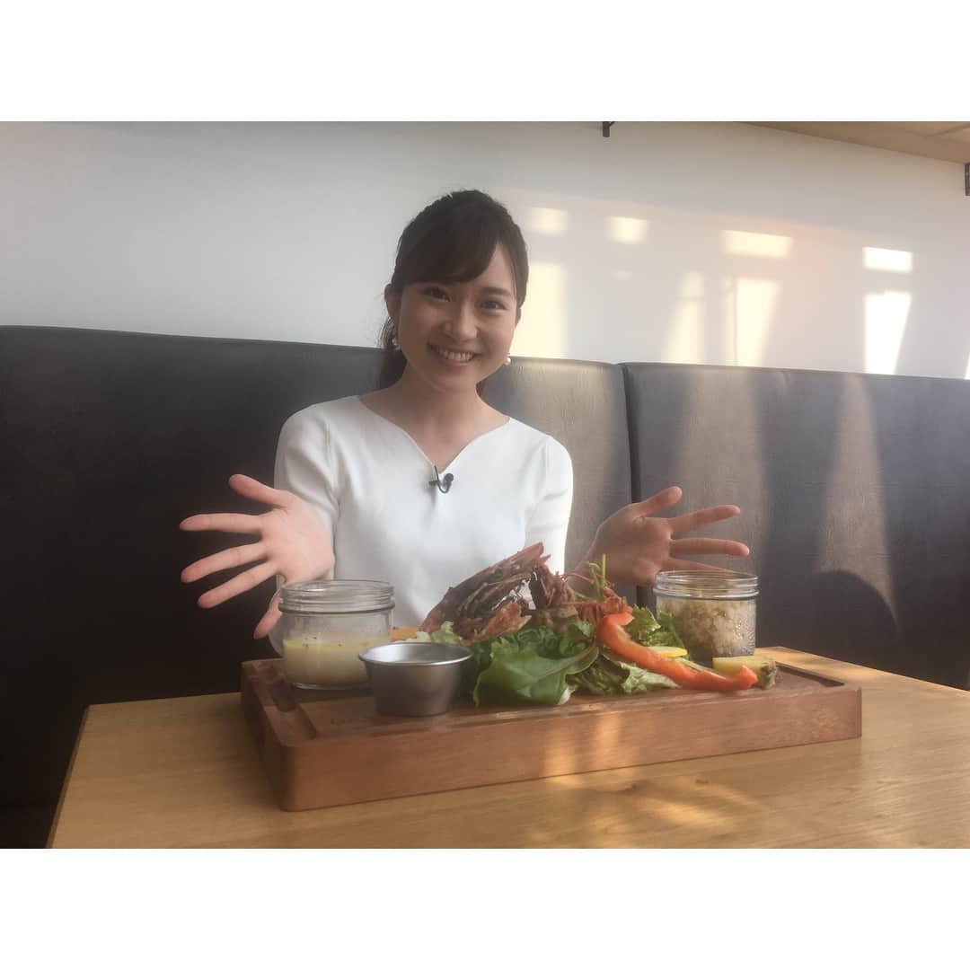 長谷川朋加さんのインスタグラム写真 - (長谷川朋加Instagram)「＊ 【はせがわ〜るど春のお知らせ第1弾】 ＊ 写真3枚目以降は ともかのトレンドキャッチで紹介した インスタ映え特集👽❤️⚠️遊びじゃないよ ＊ 最近は足を労わりボクササイズメインで 日々を過ごしています👽🥊🥊 4/11👽14キロ→ボクササイズ→7キロ ＊ 全くスピードは出なくなりましたが 良いリハビリと思って頑張ります。 足は痛いですが走れるので走る👽 #痛みと同居 #悪化させない走り ＊ そして、 私のラジオ番組がはっじまーるよー！ ＊ その名も、『全開！はせがわ〜るど』 番組テーマは勿論、🏃‍♀️ランニング🏃‍♀️ 好き勝手ランニングについて語ります！ お聴きのみなさまをはせがわ〜るどへ誘います🤩 (ふざけてないよ大真面目👽) ＊ 毎月第4.第5月曜日の23時から23時40分まで！ 初回放送は4月23日。 ＊ 四国放送ラジオは勿論、 ラジコプレミアムに入っている方は 全国どこからでも聴くことが出来ます。 ＊ わたしは専門家ではない ただの初心者市民ランナーなので、 女性ランナー目線で楽しく 話せたらなと思っています👽🌸 ＊ 構成も録音作業も全部一人で行っています！ 出来た番組は我が子のよう👽 ＊ 自分のラジオ番組を持つというのは アナウンサーを志した小学生の頃からの 目標だったので嬉しい🤩 ＊ しかし、まだスタート地点に立っただけ。 しっかり前進していくためにも 日々の練習を大切に、時にはエイドで補給しながら まだ見ぬゴールを目指します。 ＊ 言ったことは全部叶うし叶えてきた！ #やりたいことは全部やる ＊ ランナーズマイスターのお勉強を始めました。 今年は技術だけでなく知識も身につける。 色んな角度からランニングと関わります♪ #running #instarunner #runningtime  #runhappy #runninggirl #ランニング #ジョギング #トレーニング #筋トレ #体幹 #ボクササイズ #とくしまマラソン #チャレンジ富士五湖ウルトラマラソン #走るひと #ランナー #ランニング女子 #徳島 #ゴジカル #アナウンサー #女子アナ #長谷川朋加 #ラナウンサー #四国放送」4月14日 15時29分 - hasegawatomoka