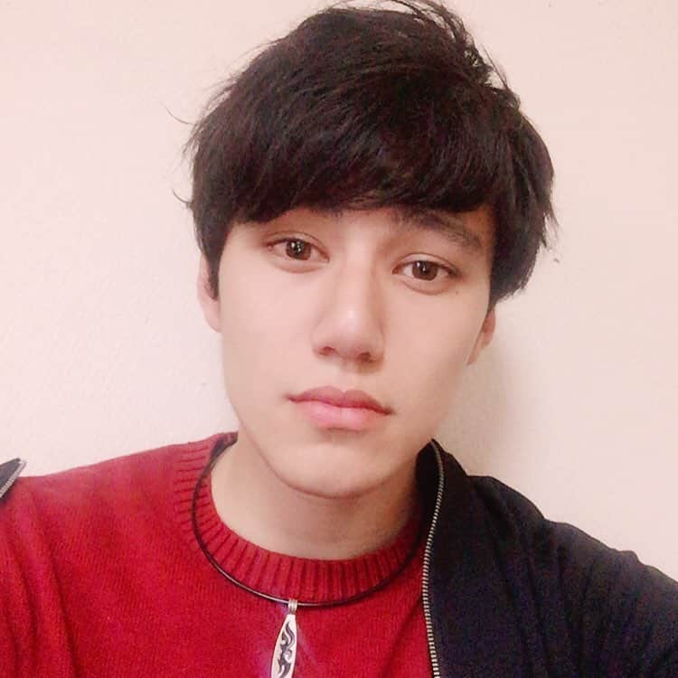 高野海琉のインスタグラム：「あんまりセットするのとくいじゃないんだけど...久しぶりにやってみた🤐  どうかな？？ #ヘアセット #俺は本当にこれで出かけて大丈夫なのかな。#なにかあるのかも… #なんだろうね。」